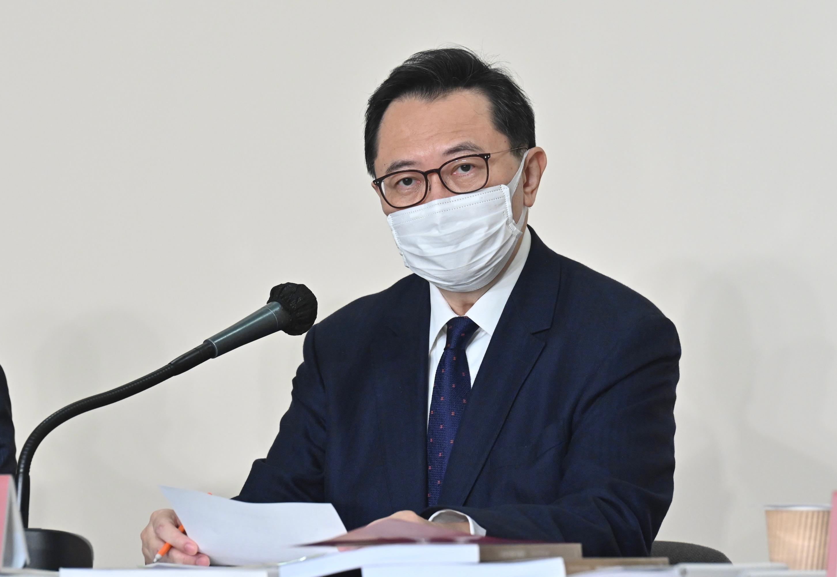 The Chairman of the Electoral Affairs Commission, Mr Justice Barnabas Fung Wah, briefed online the candidate of the 2022 Chief Executive Election and his electioneering team today (April 22) on important points to note in running the election campaign, and relevant electoral arrangements.