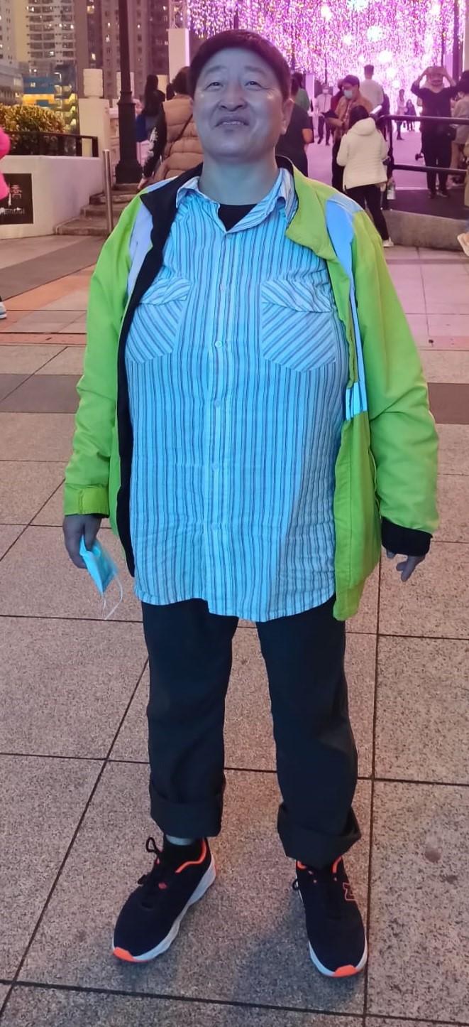Liu Wai-lan, aged 51, is about 1.55 metres tall, 70 kilograms in weight and of fat build. She has a round face with yellow complexion and short black hair. She was last seen wearing a yellow jacket, an orange T-shirt, grey trousers, black shoes and a blue cap.
