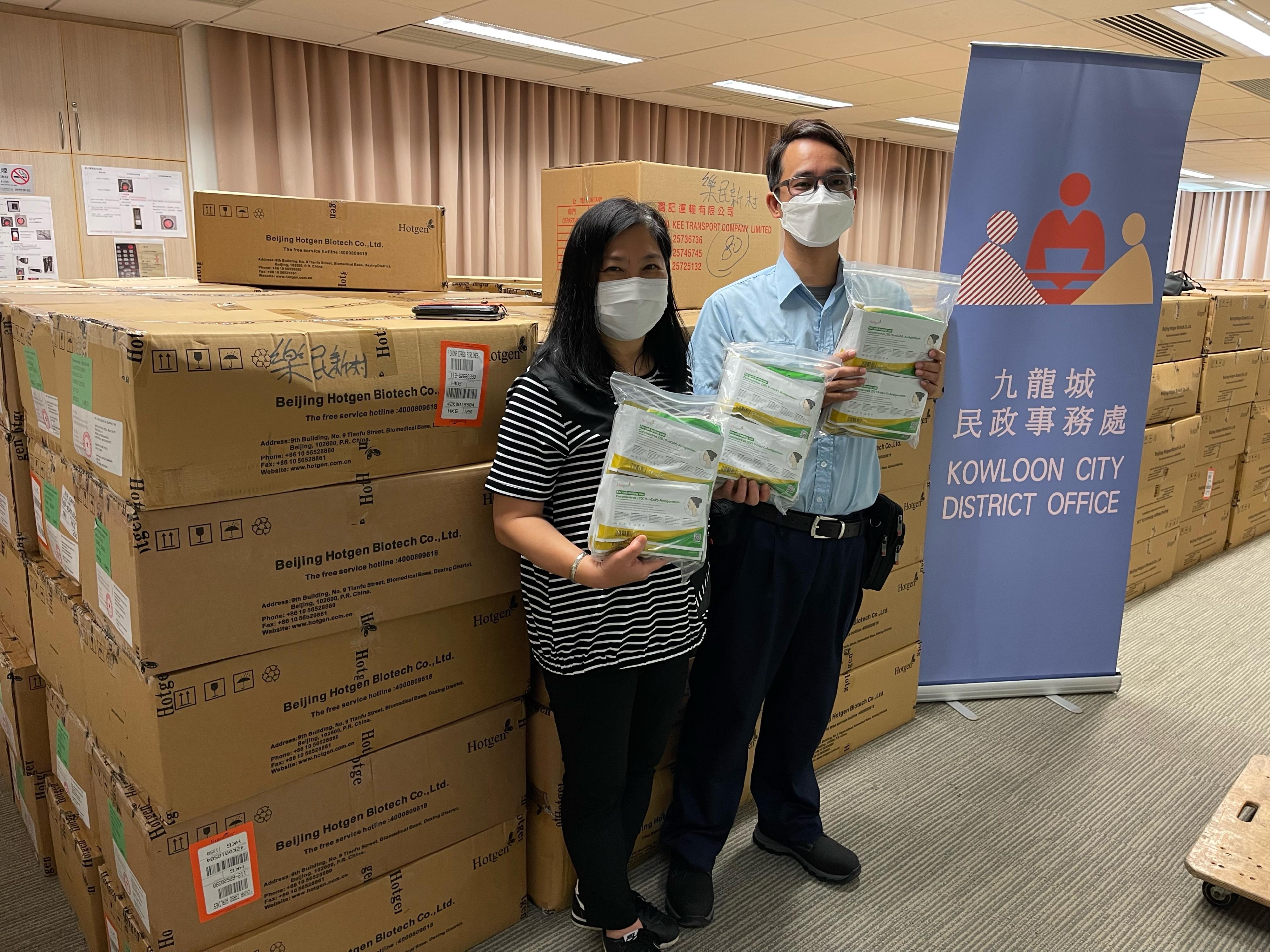 The Kowloon City District Office today (April 23)  distributed COVID-19 rapid test kits to households, cleansing workers and property management staff living and working in Lok Man Sun Chuen for voluntary testing through the property management company.