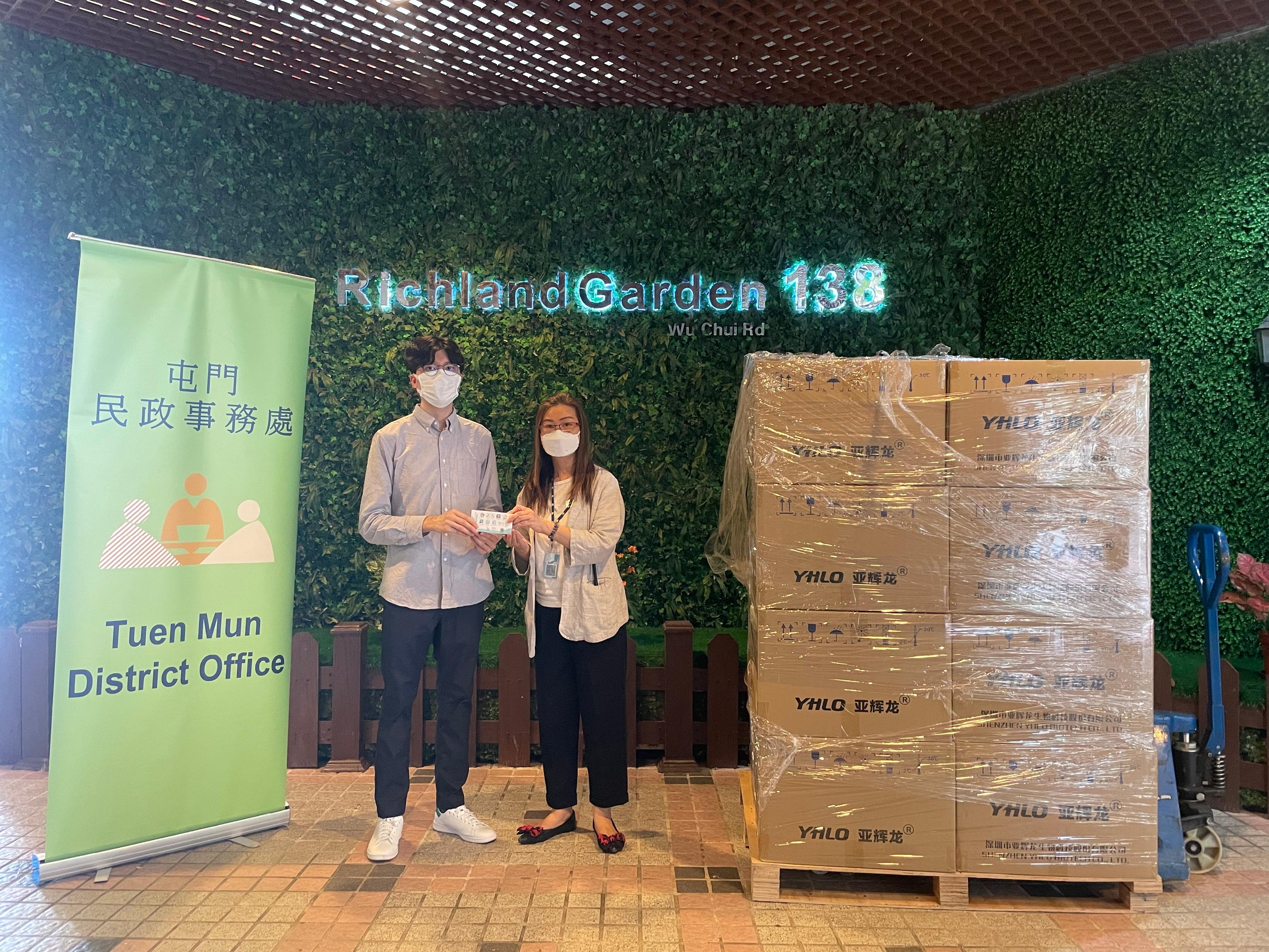 The Tuen Mun District Office today (April 24) distributed COVID-19 rapid test kits to households, cleansing workers and property management staff living and working in Richland Garden for voluntary testing through the property management company.