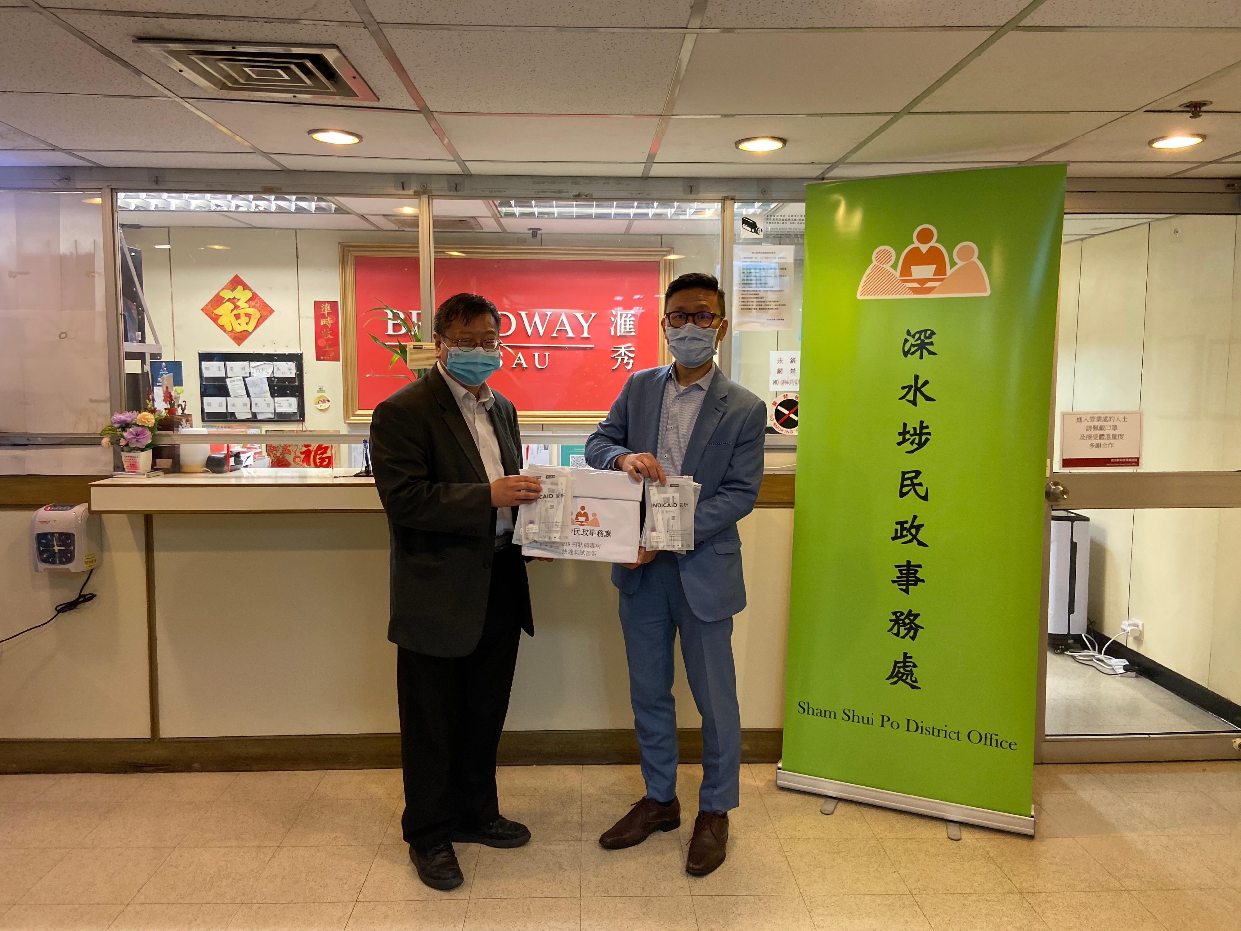 The Sham Shui Po District Office today (April 26) distributed COVID-19 rapid test kits to households, cleansing workers and property management staff living and working in Phase 1, 2 and 7 of Mei Foo Sun Chuen for voluntary testing through the property management company.