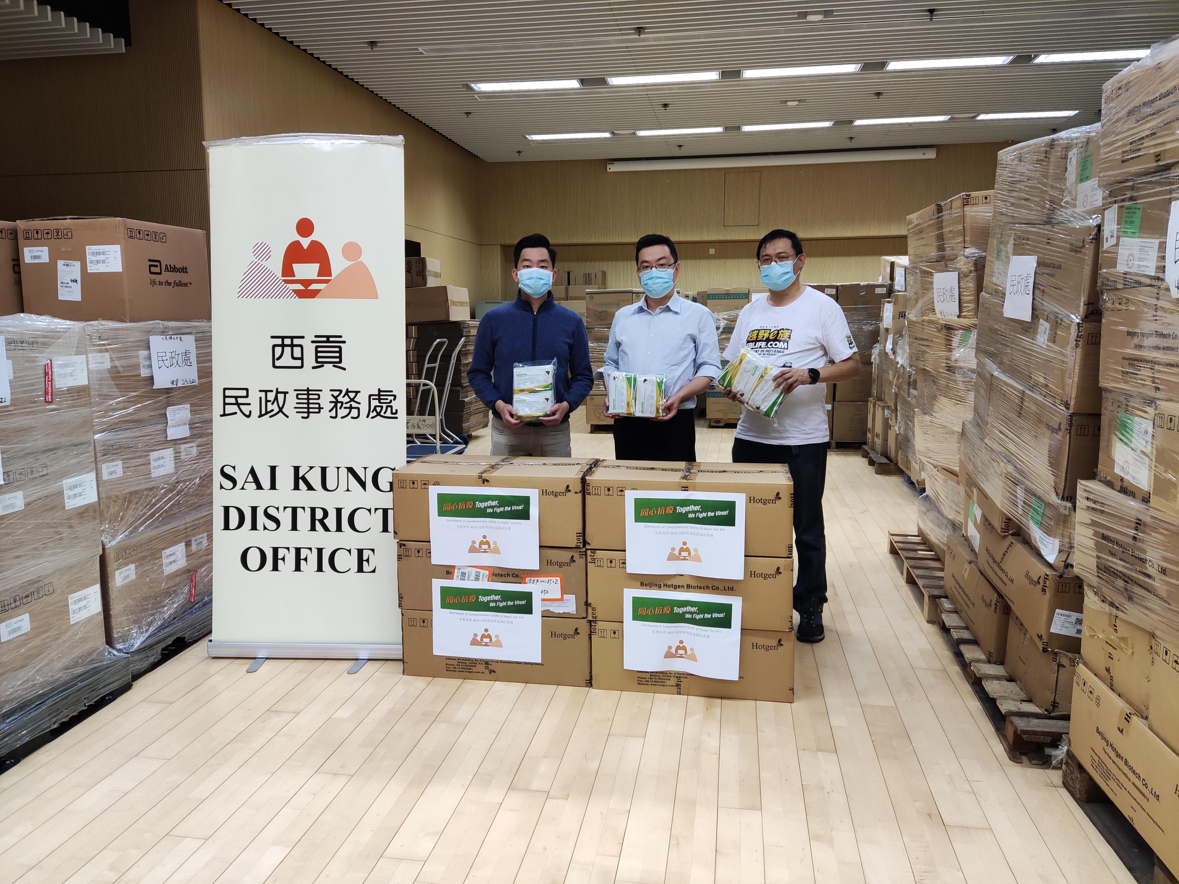 The Sai Kung District Office today (April 26) distributed COVID-19 rapid test kits to households, cleansing workers and property management staff living and working in East Point City for voluntary testing through the property management company.