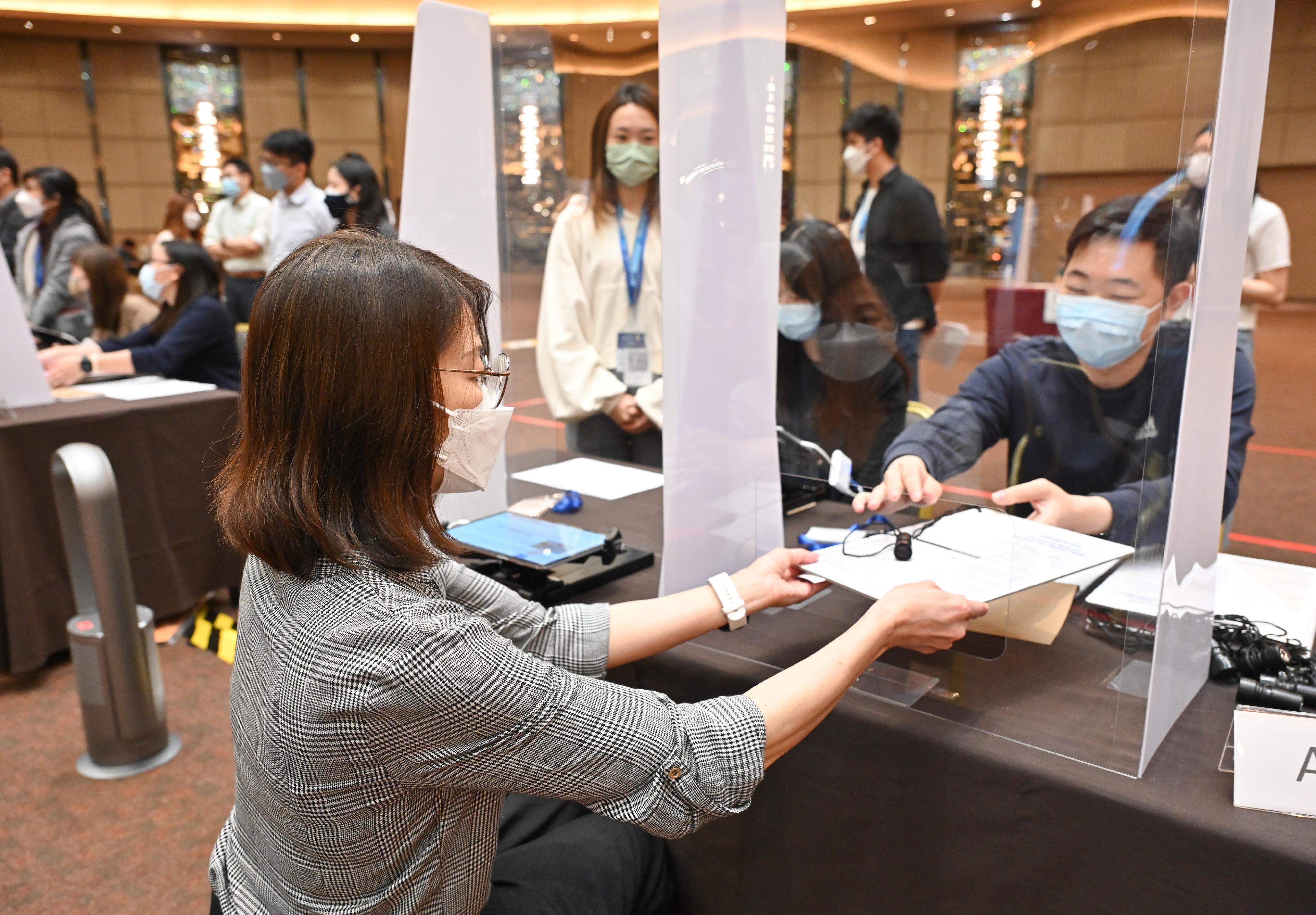 The 2022 Chief Executive Election will be held on May 8. The Registration and Electoral Office arranged, over the past few days, online and hands-on training sessions for electoral staff who will work in the main polling station and the central counting station. Photo shows polling staff in a simulation of issuing a ballot paper.