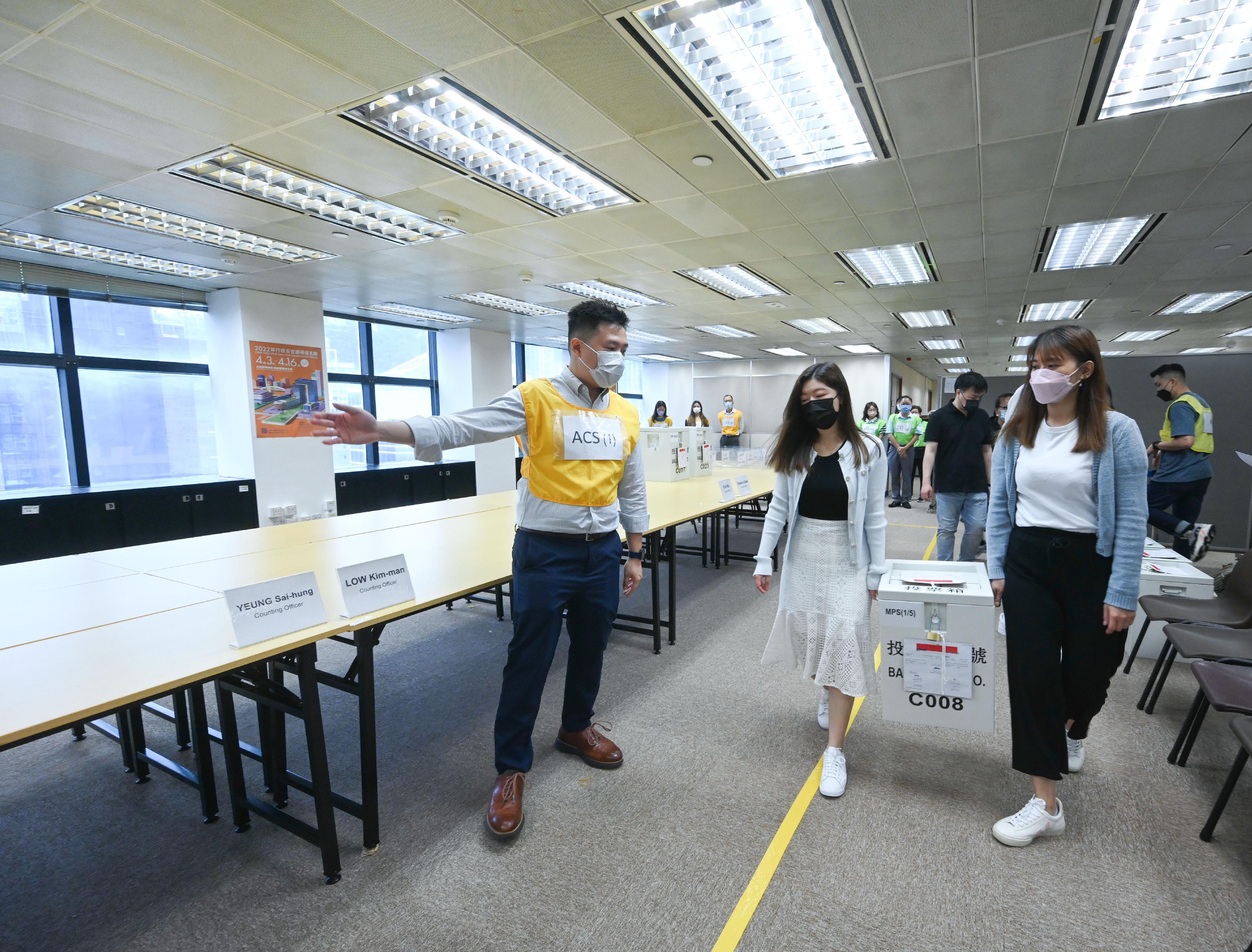 The 2022 Chief Executive Election will be held on May 8. The Registration and Electoral Office arranged, over the past few days, online and hands-on training sessions for electoral staff who will work in the main polling station and the central counting station. Photo shows electoral staff in a simulation of delivering a ballot box to the central counting station.