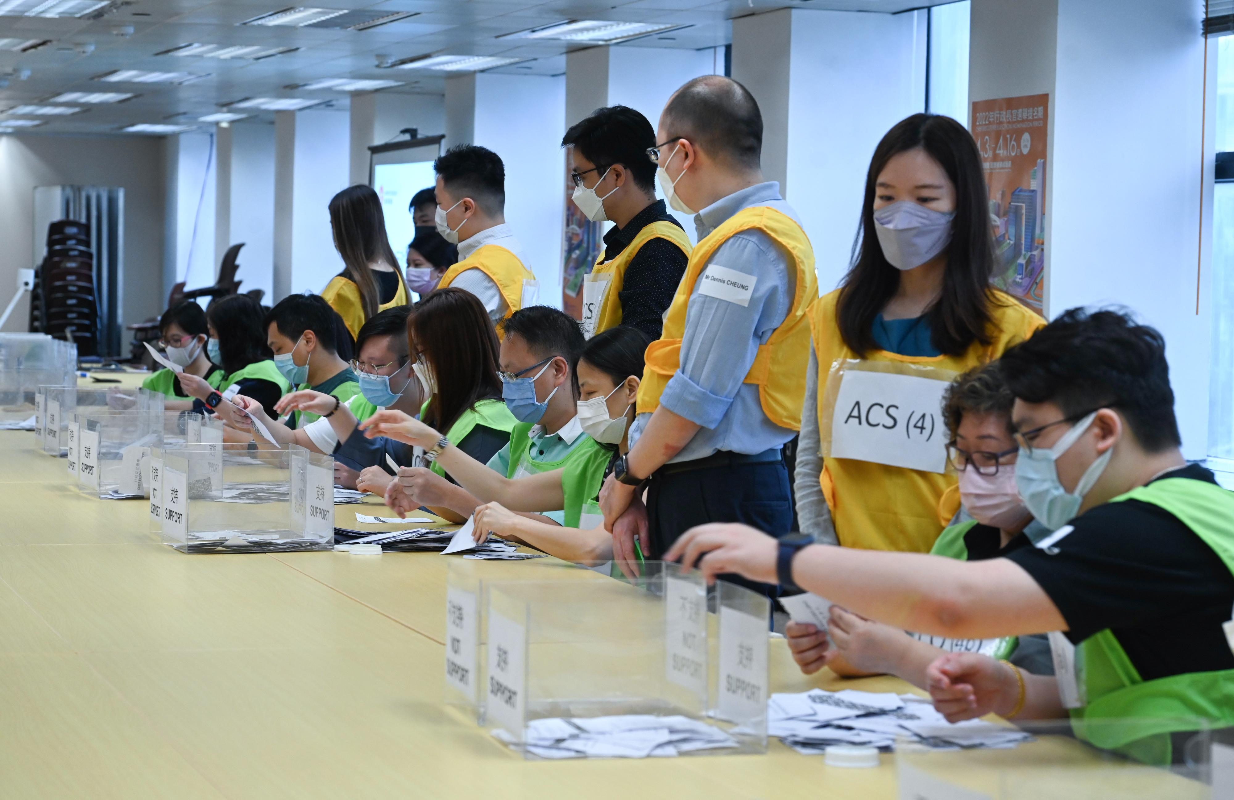 The 2022 Chief Executive Election will be held on May 8. The Registration and Electoral Office arranged, over the past few days, online and hands-on training sessions for electoral staff who will work in the main polling station and the central counting station. Photo shows counting staff in a simulation of sorting ballot papers.