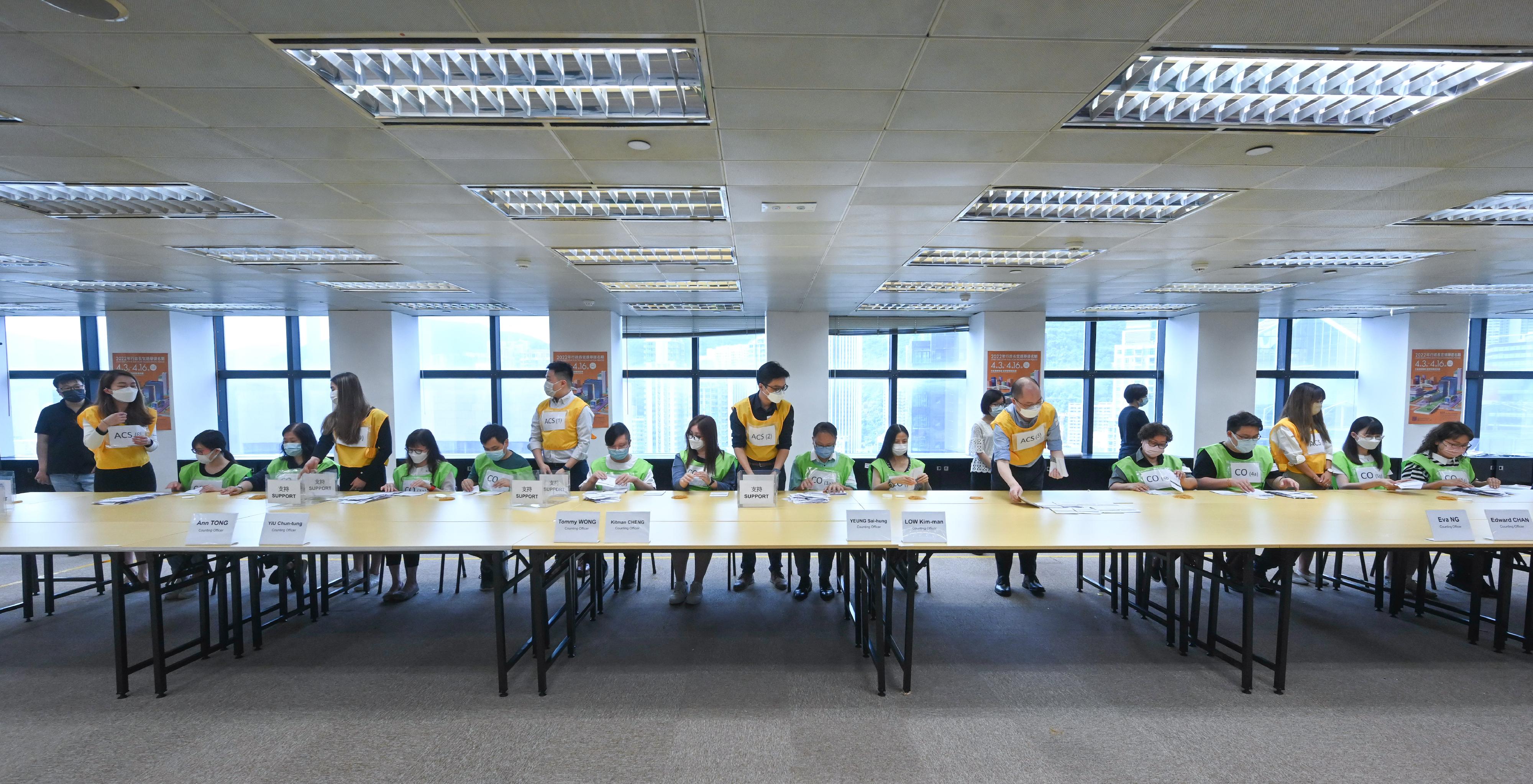The 2022 Chief Executive Election will be held on May 8. The Registration and Electoral Office arranged, on the past few days, online and hands-on training sessions for electoral staff who will work in the main polling station and central counting station. Photo shows counting staff in a simulation of the vote count.