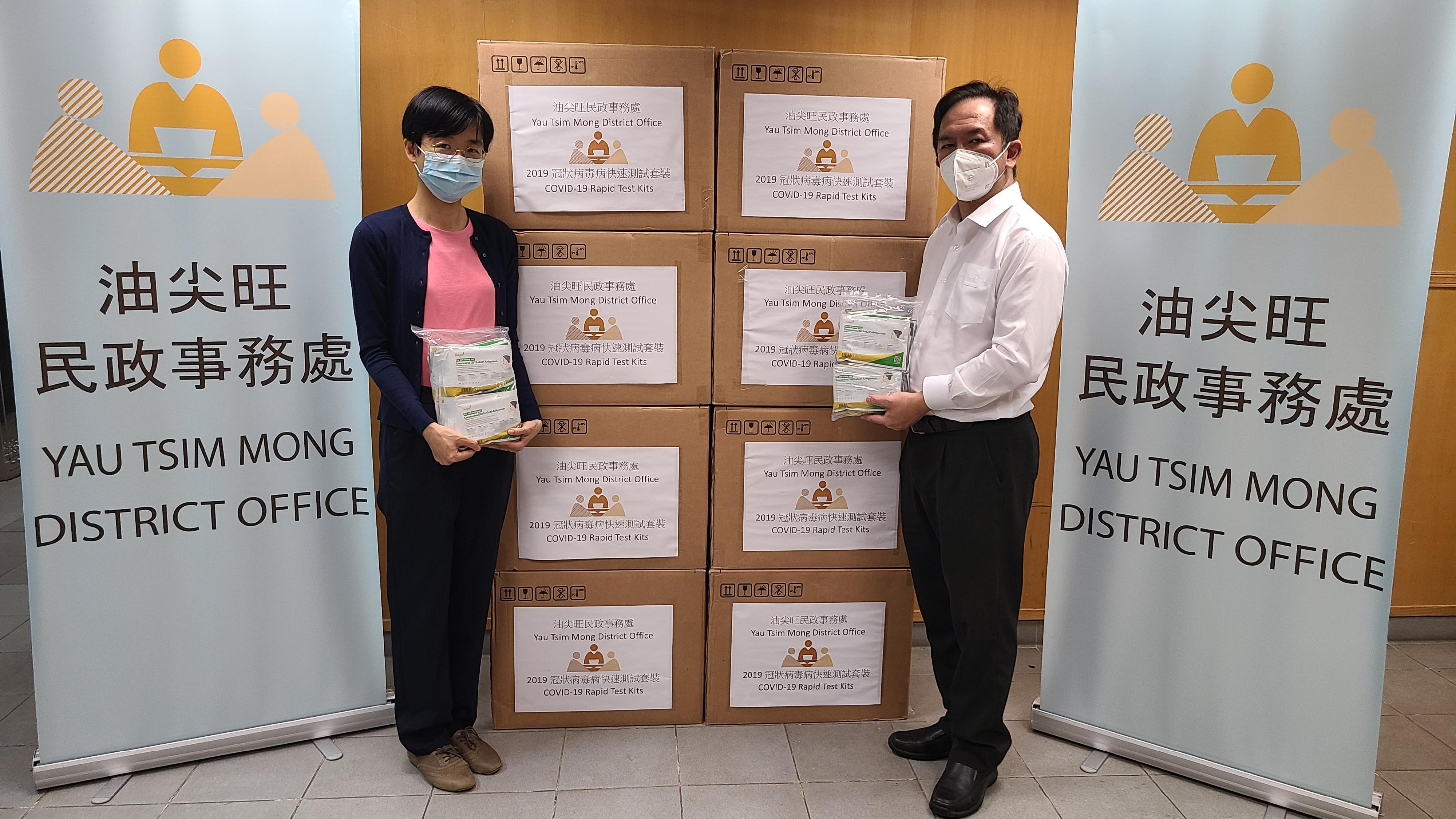 The Yau Tsim Mong District Office today (April 27) distributed COVID-19 rapid test kits to households, cleansing workers and property management staff living and working in Parc Palais for voluntary testing through the property management company.