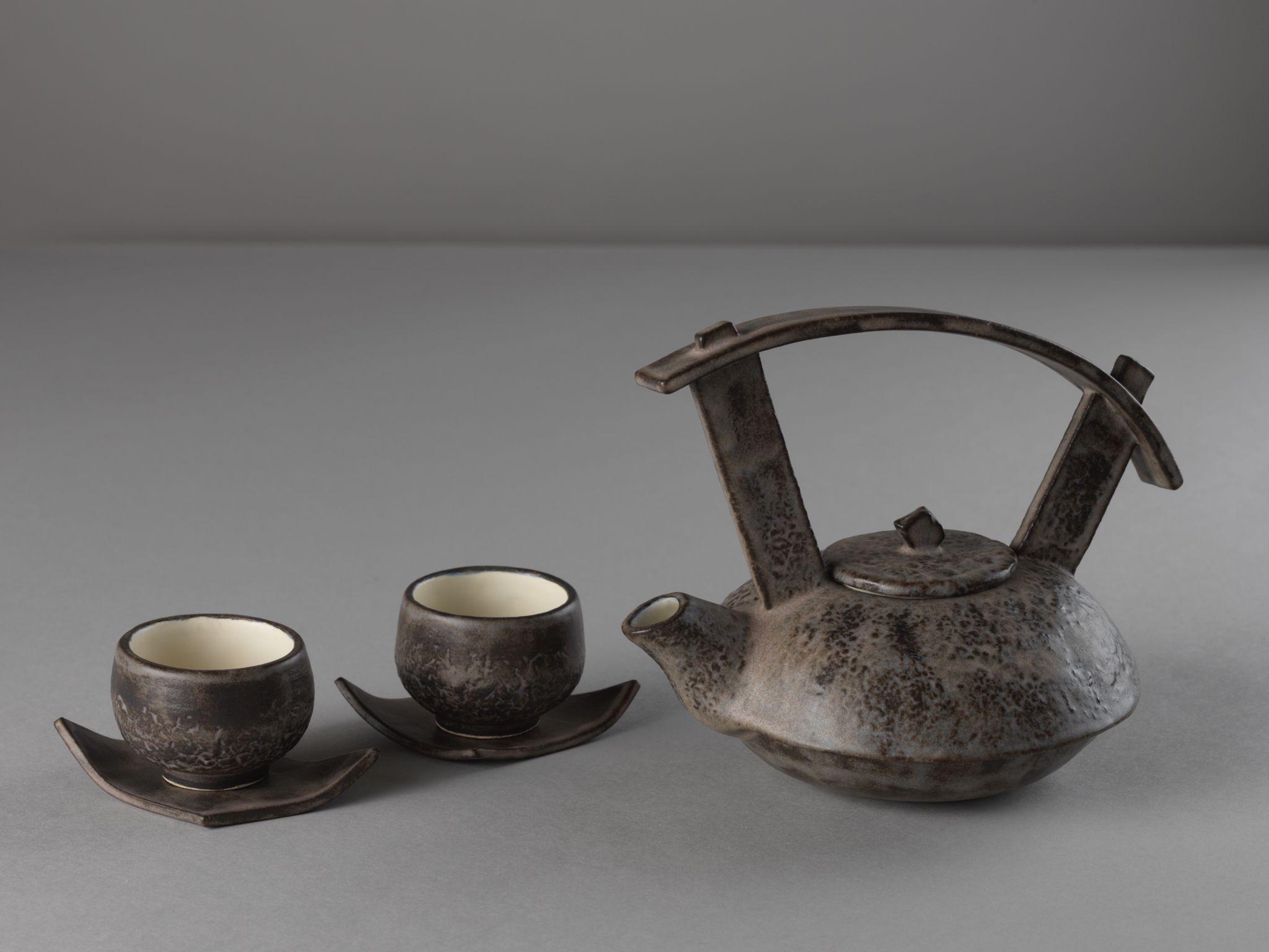 茶具文物馆现正举行「陶瓷茶具创作展览2021」。图示学生组亚军得主黎昕橦的作品《磨练》。