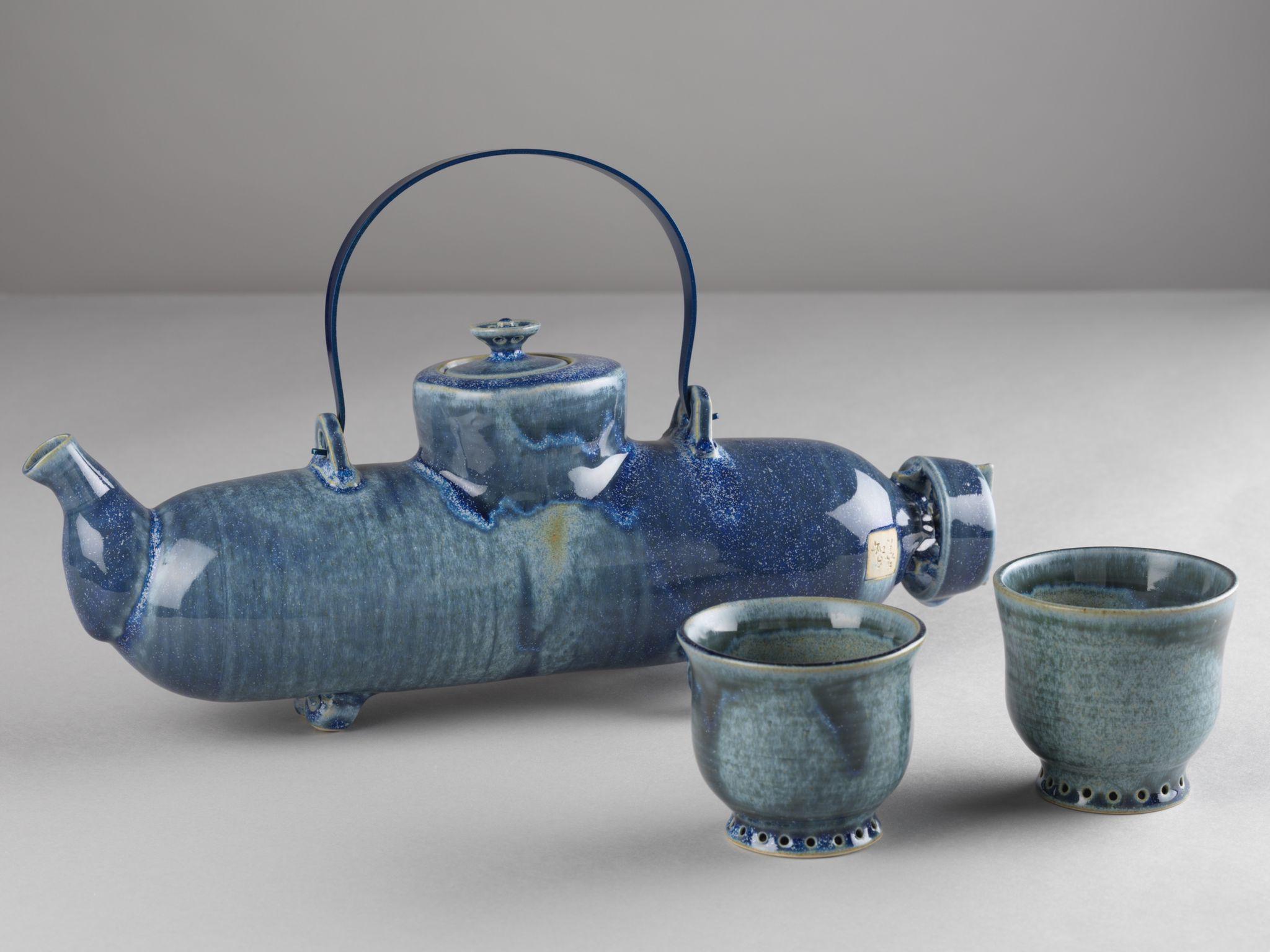 茶具文物館現正舉行「陶瓷茶具創作展覽2021」。圖示公開組季軍得主司徒健的作品《大海航行靠舵手》。