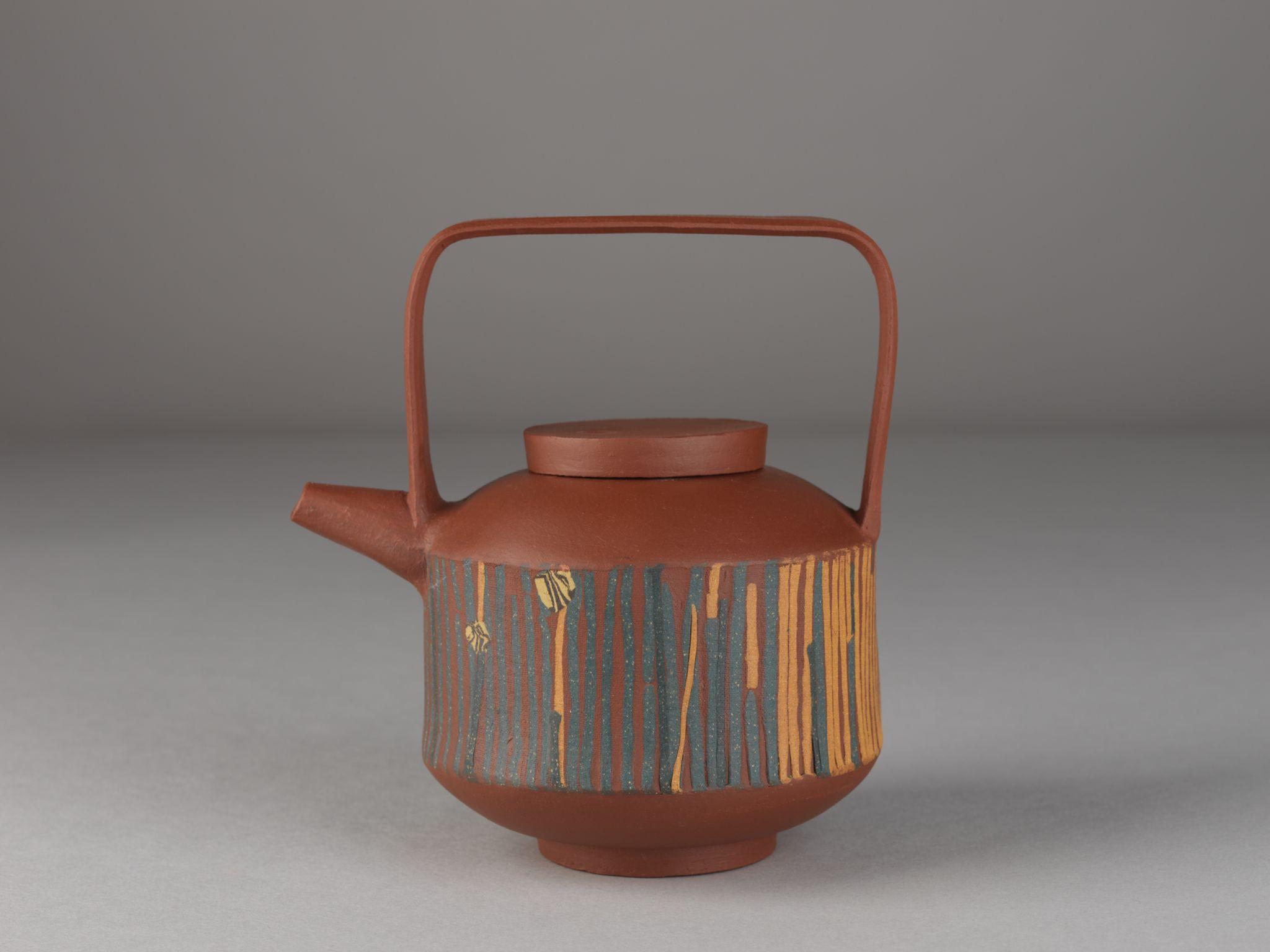 茶具文物館現正舉行「陶瓷茶具創作展覽2021」。圖示公開組亞軍得主阮斯盈的作品《彩砂》。