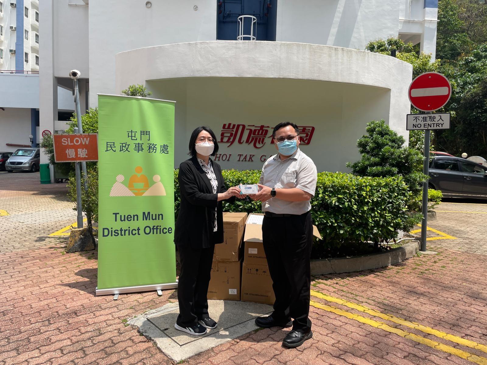The Tuen Mun District Office today (April 29) distributed COVID-19 rapid test kits to households, cleansing workers and property management staff living and working in Hoi Tak Gardens for voluntary testing through the property management company.