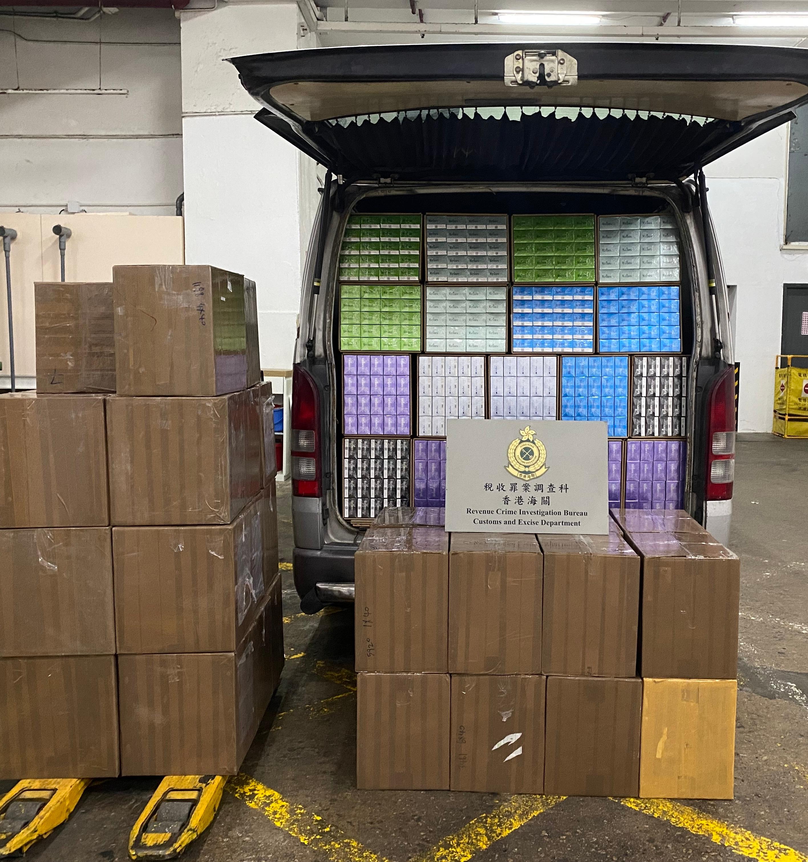 Hong Kong Customs has mounted a special operation in the past month to combat illicit heat-not-burn (HNB) products as well as nicotine-containing electronic cigarettes and electronic cigarette oil. A total of 51 cases were detected across the territory and about 2.63 million suspected illicit HNB products, about 190 000 suspected nicotine-containing electronic cigarettes and about 5 000 millilitres of suspected nicotine-containing electronic cigarette oil were seized with an estimated market value of about $15 million and a duty potential of about $5 million. Photo shows the suspected illicit HNB products seized by Customs officers at an industrial building in Cheung Sha Wan and a vehicle suspected to be used for illicit HNB product distribution.