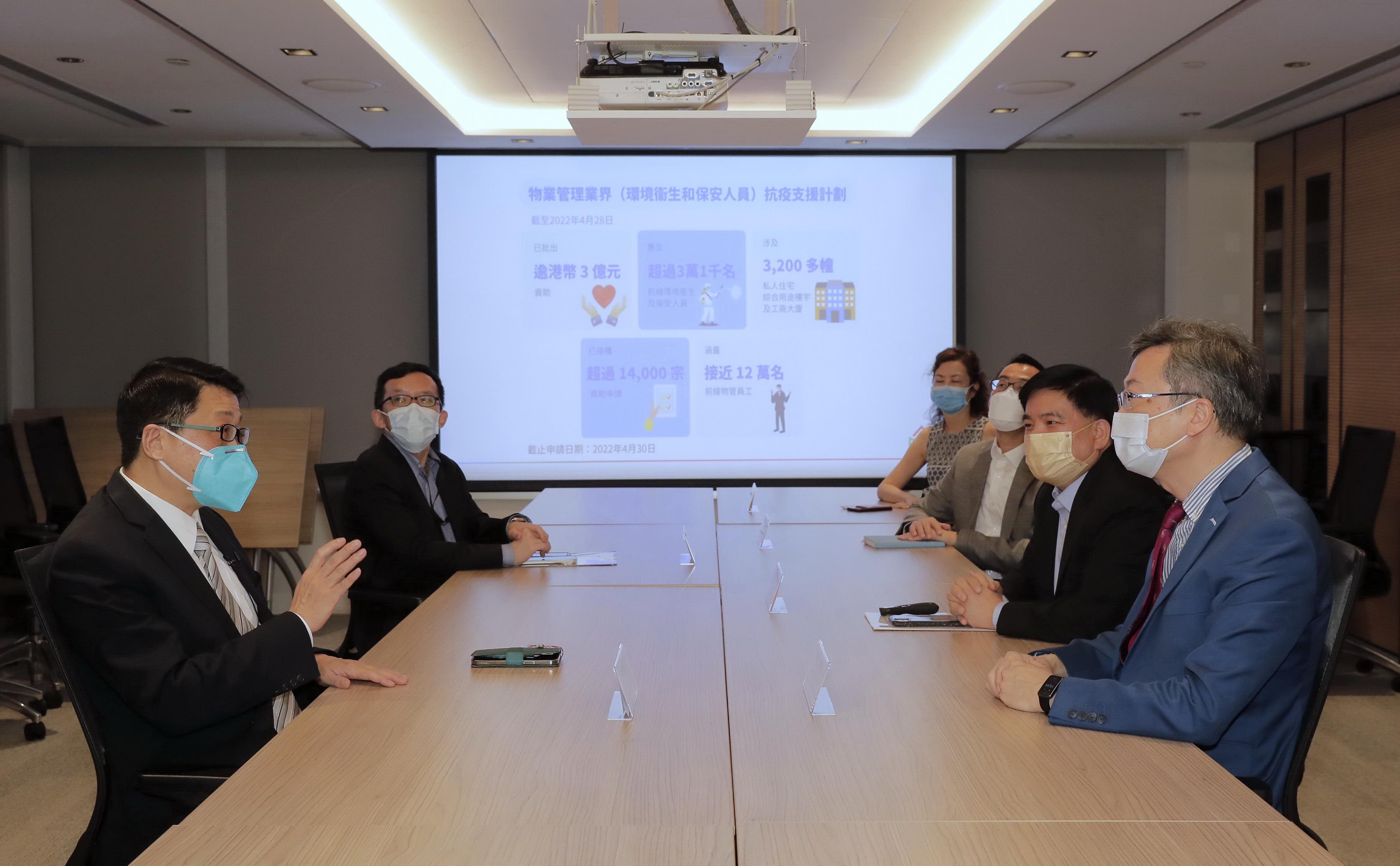 The Acting Secretary for Home Affairs, Mr Jack Chan, today (April 29) visited the Property Management Services Authority (PMSA) which has been commissioned to implement the Anti-epidemic Support Scheme for Environmental Hygiene and Security Staff in Property Management Sector. Picture shows Mr Chan (first left) meeting with the Vice-chairperson of the PMSA, Professor Eddie Hui (first right), and the Chief Executive Officer of the PMSA, Mr Alan Siu (second right), to understand the implementation of the Scheme.