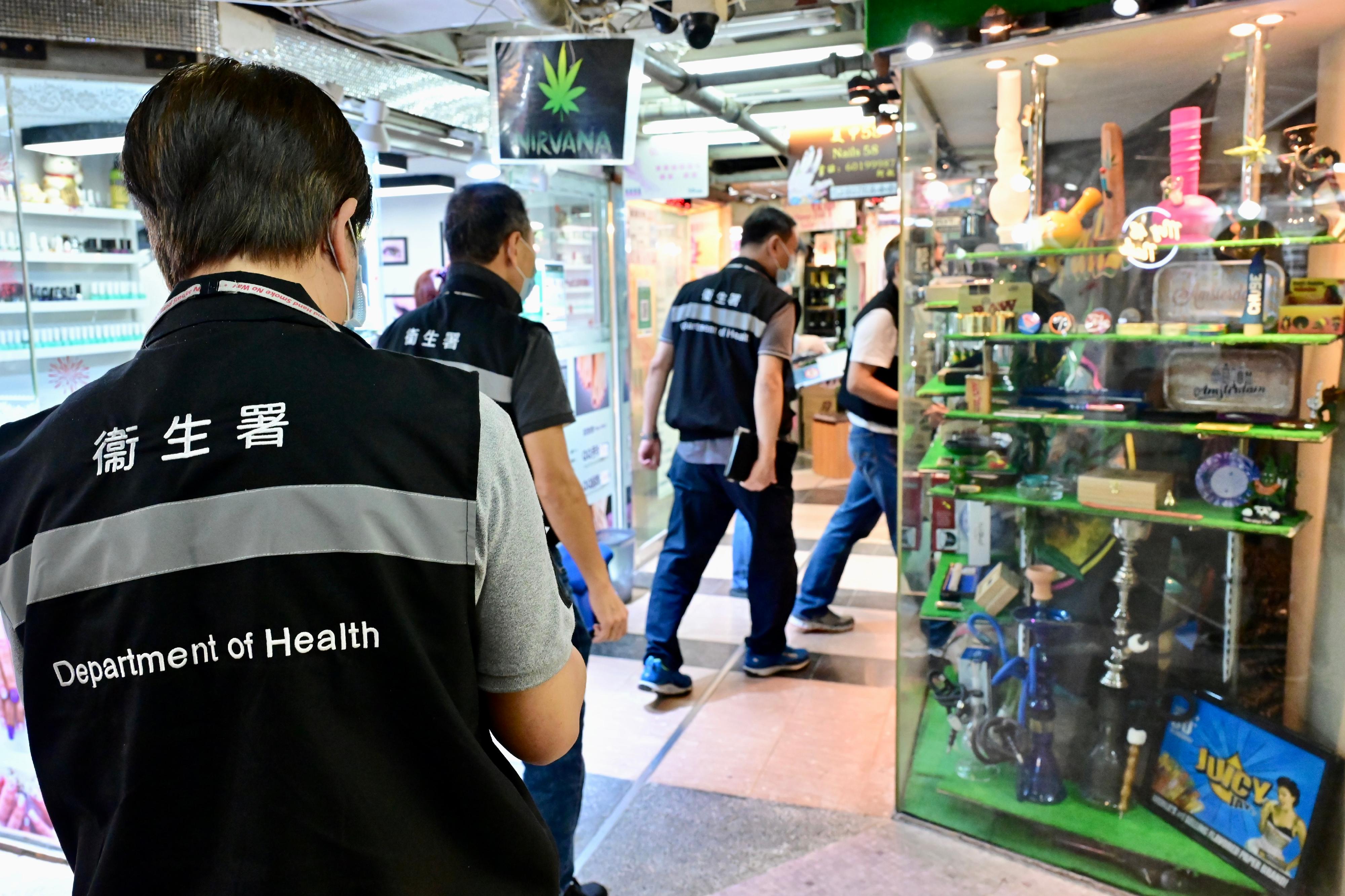 The Department of Health today (April 30) said that its Tobacco and Alcohol Control Office will make tremendous efforts to implement and enforce the new legislation on alternative smoking products. Photo shows Tobacco and Alcohol Control Inspectors conducting inspection at relevant retail outlets. 