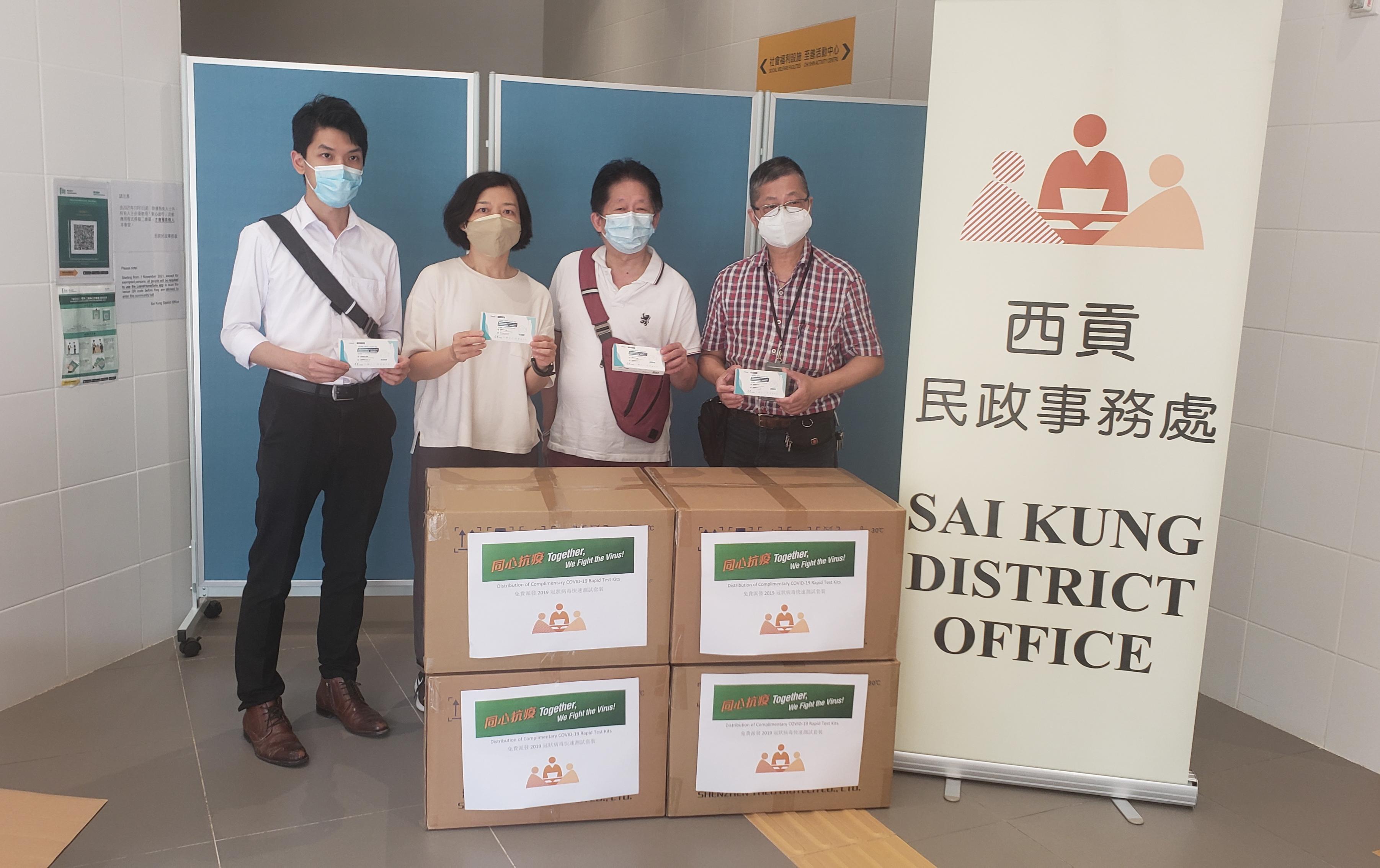 The Sai Kung District Office today (May 1) distributed COVID-19 rapid test kits to households, cleansing workers and property management staff living and working in Tsui Lam Estate for voluntary testing through the property management company and the owners' corporation.