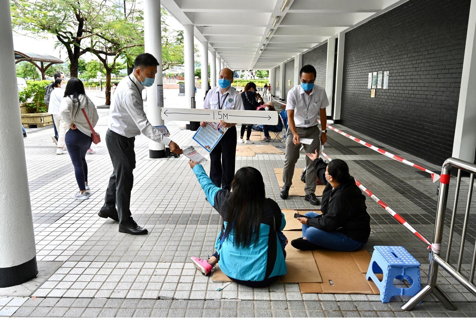 The Leisure and Cultural Services Department (LCSD) stepped up patrols at venues under its management today (May 2), ensuring venue users abide by the anti-epidemic regulations. Photo shows LCSD officers asking venue users to observe the legal requirements and giving them promotional leaflets about the regulations at Hong Kong City Hall. 
