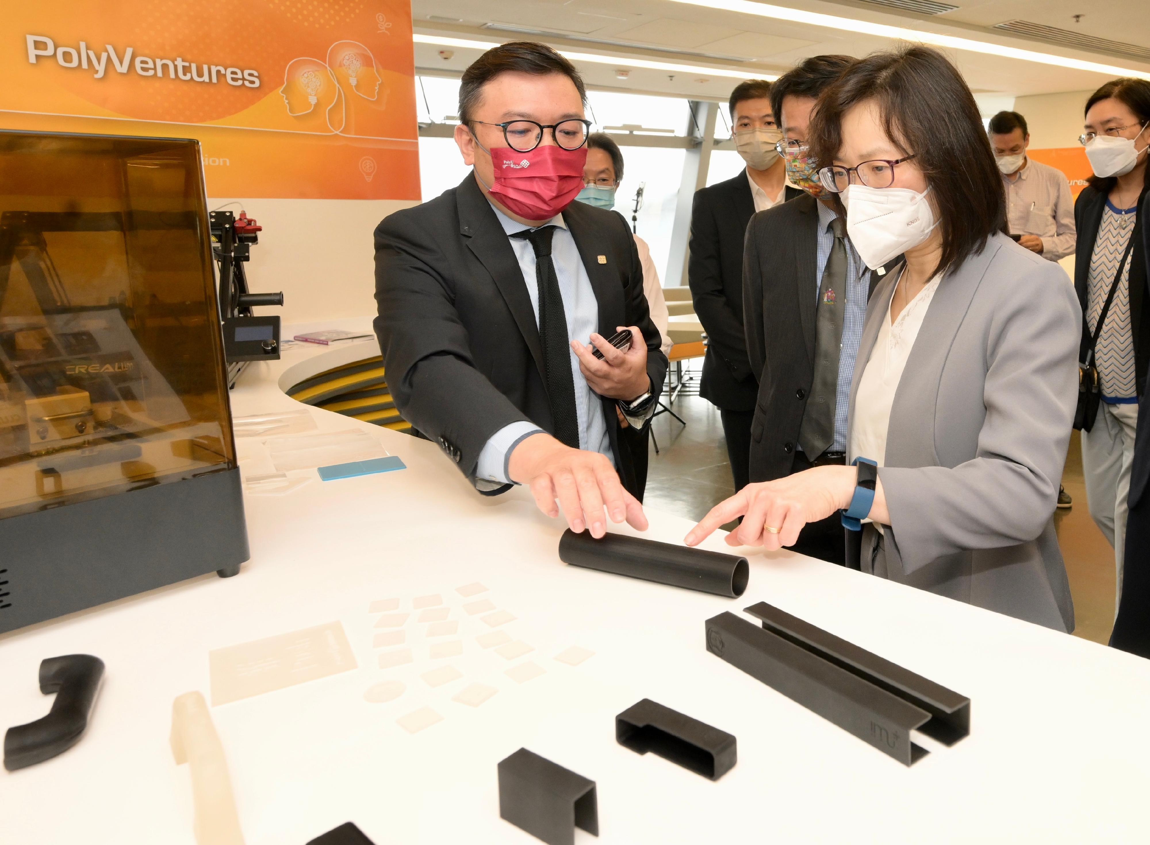 創新科技署署長潘婷婷四月二十七日到訪香港理工大學與研究團隊會面及交流。圖示潘婷婷（右一）聽取有關可殺滅新冠病毒的三維打印物料的簡介。