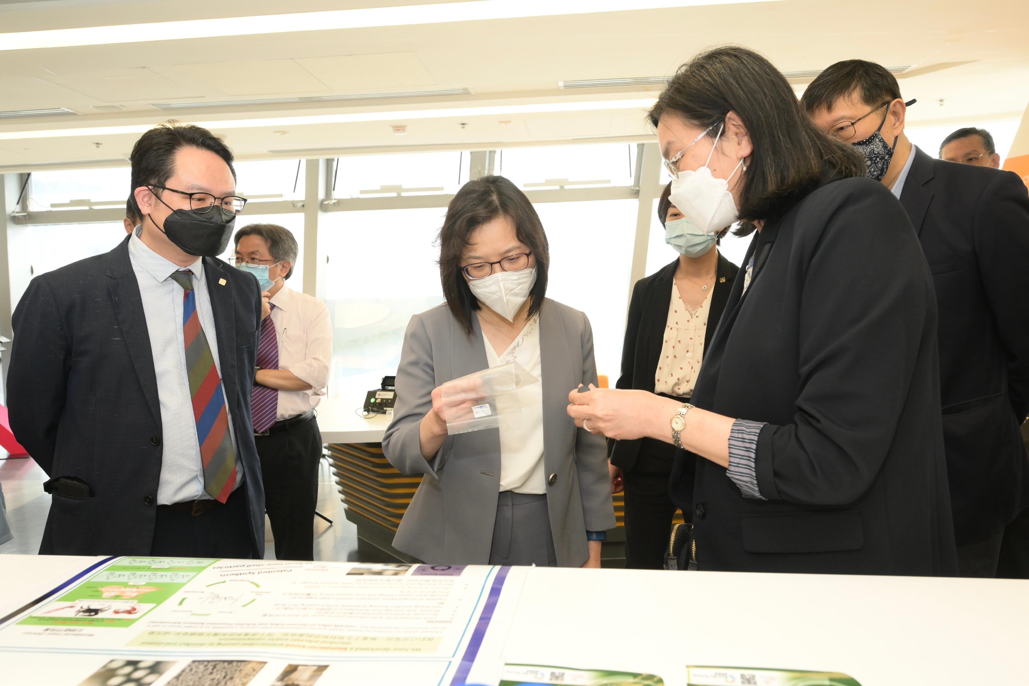 創新科技署署長潘婷婷四月二十七日到訪香港理工大學與研究團隊會面及交流。圖示潘婷婷（左二）聽取有關聚護芯抗菌、抗病毒塗料的簡介。