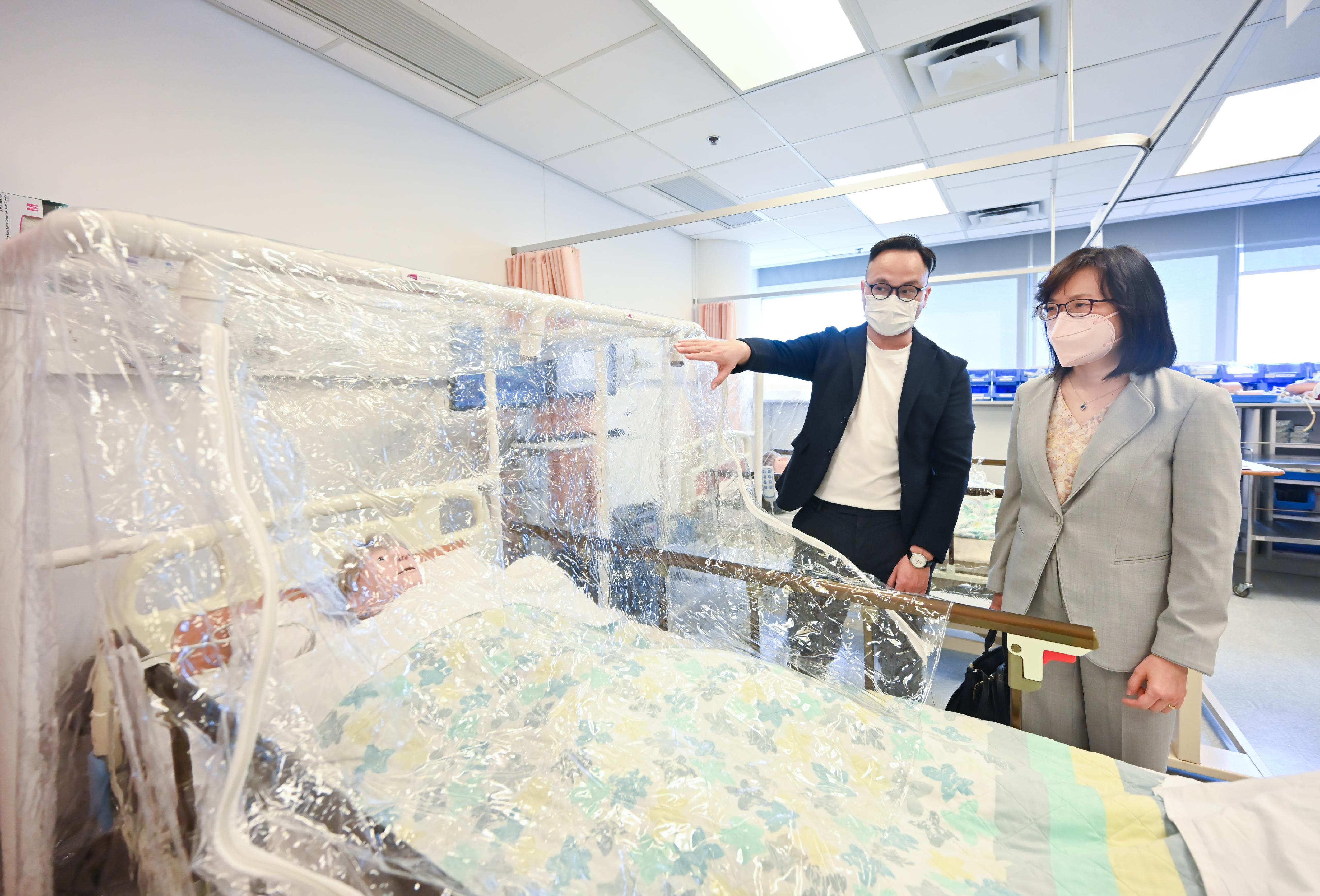創新科技署署長潘婷婷（右）四月二十九日到訪香港大學護理學院臨床模擬中心，了解由香港城市大學研發用於醫院患者的快速病毒保護系統的試驗情況。