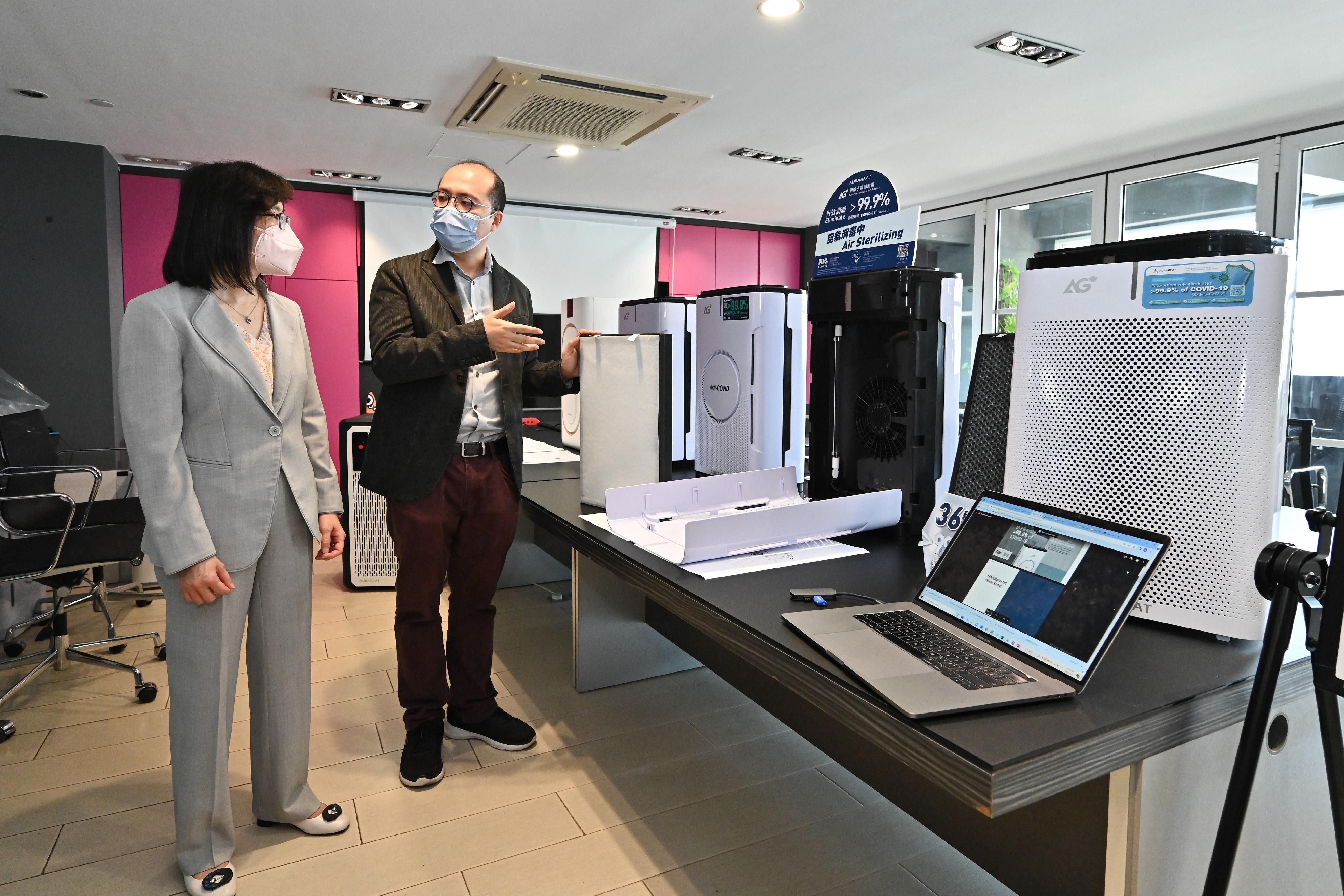 The Commissioner for Innovation and Technology, Ms Rebecca Pun (left), visits Aurabeat Technology Limited on April 29 to understand the research and development process in developing an air purification device with a variety of high-end disinfection technologies.