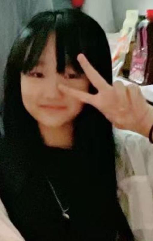 Wan Tsz-yin, Angel, aged 12, is about 1.56 metres tall, 49 kilograms in weight and of thin build. She has a round face with yellow complexion and long black hair. She was last seen wearing a grey jacket, black T-shirt, black trousers and white sports shoes.

