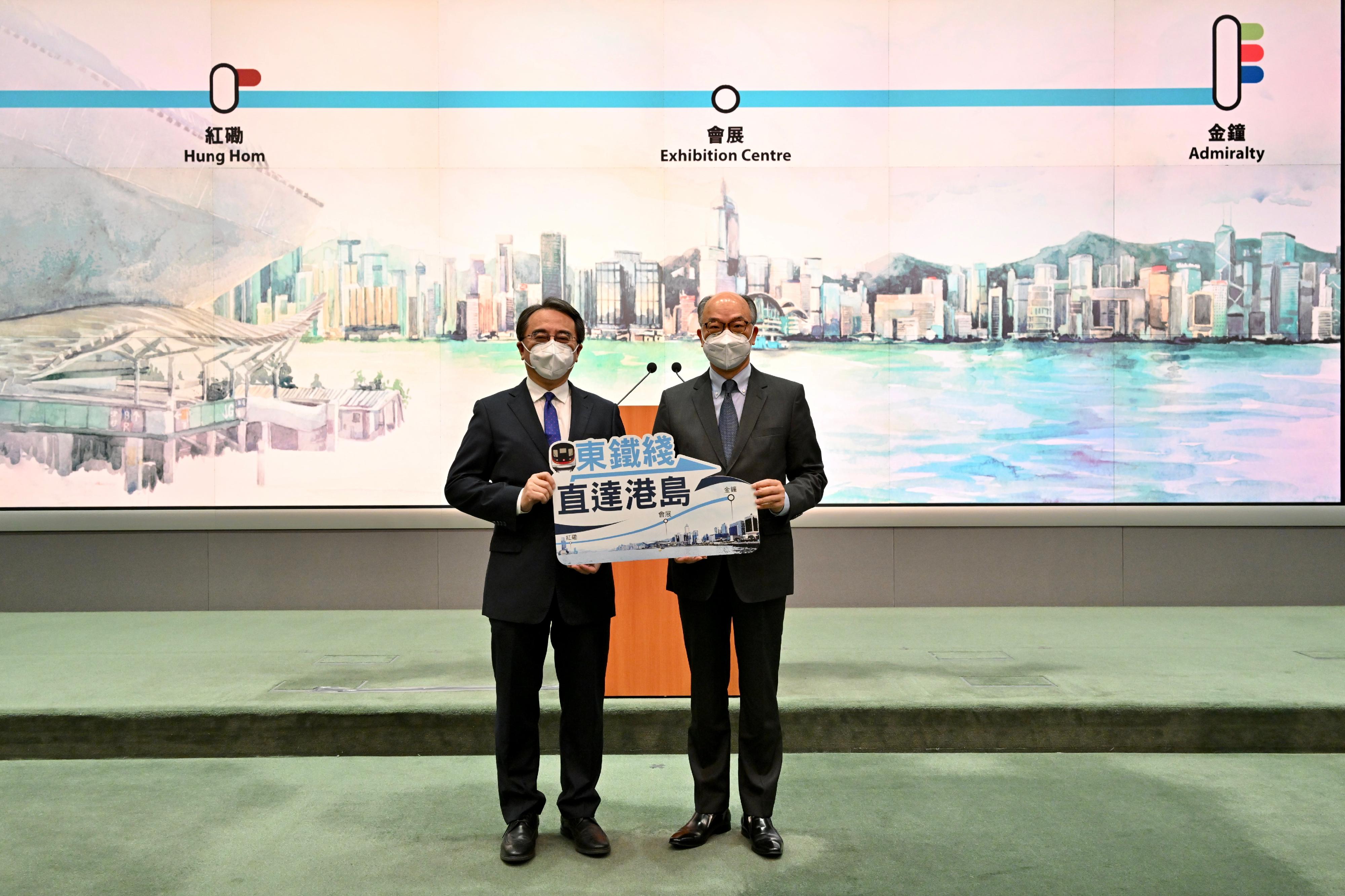 The Secretary for Transport and Housing, Mr Frank Chan Fan (right), announces the commissioning date of the East Rail Line cross-harbour extension with the Chief Executive Officer of the MTR Corporation Limited, Dr Jacob Kam (left), today (May 3).