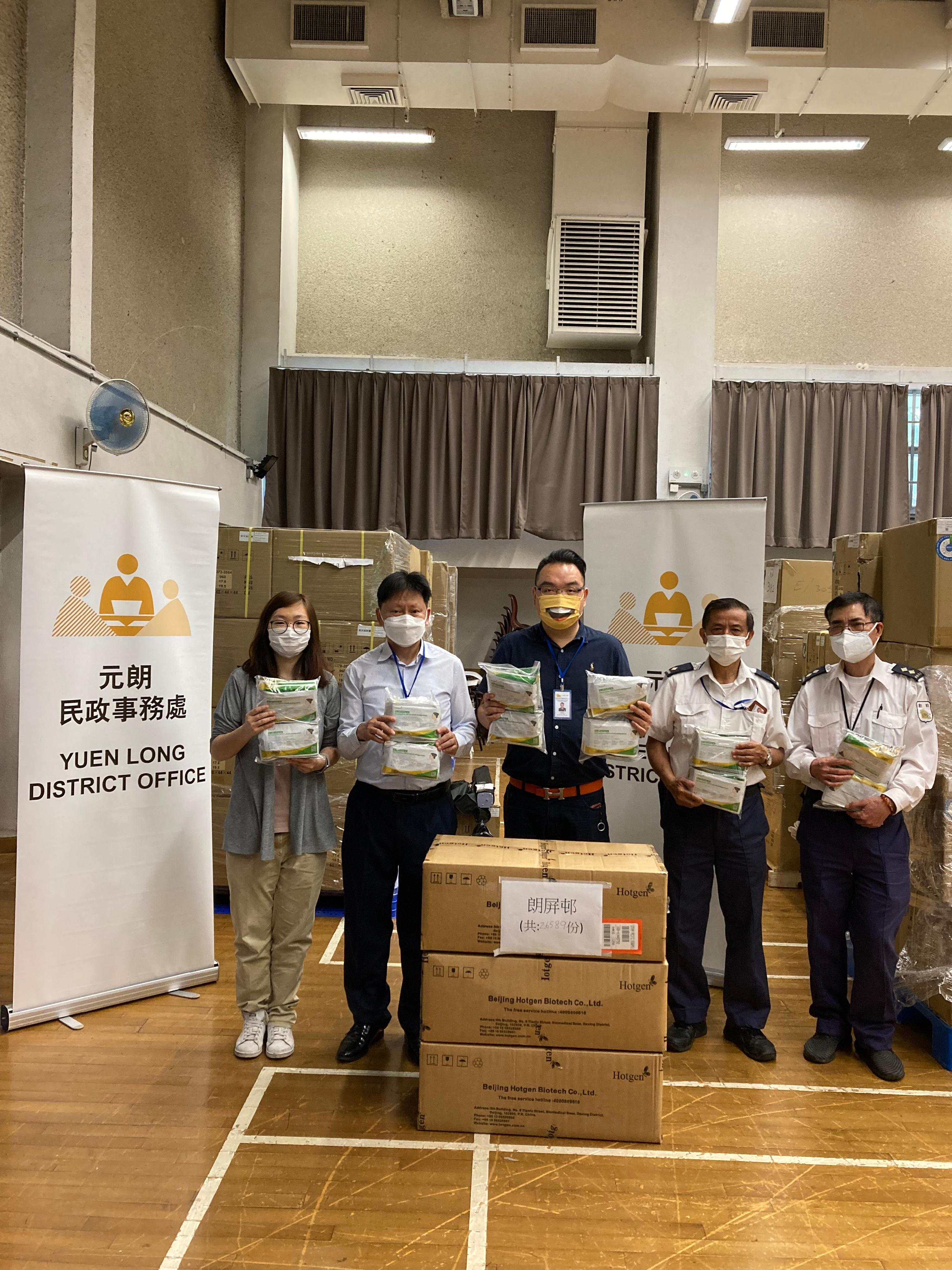 The Yuen Long District Office today (May 3) distributed COVID-19 rapid test kits to households, cleansing workers and property management staff living and working in Long Ping Estate for voluntary testing through the property management company.