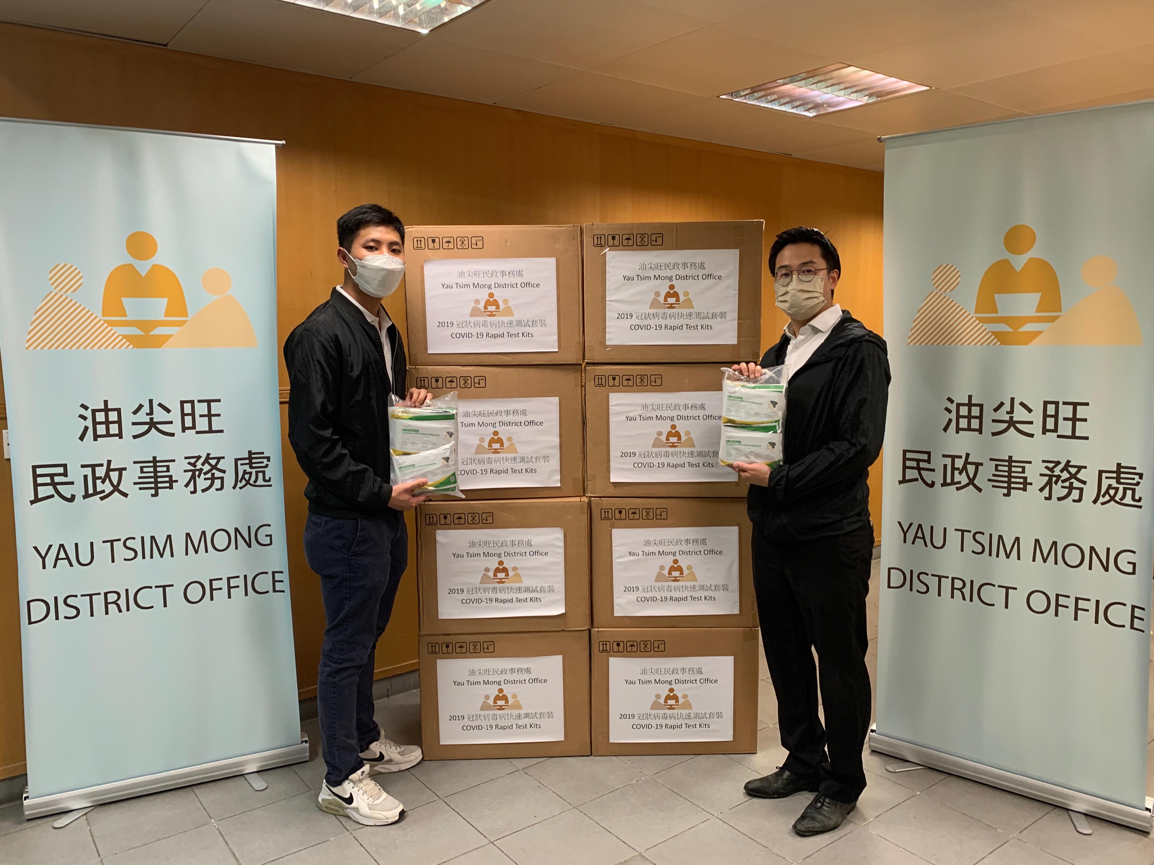 The Yau Tsim Mong District Office today (May 3) distributed COVID-19 rapid test kits to households, cleansing workers and property management staff living and working in Hankow Centre for voluntary testing through the property management company.