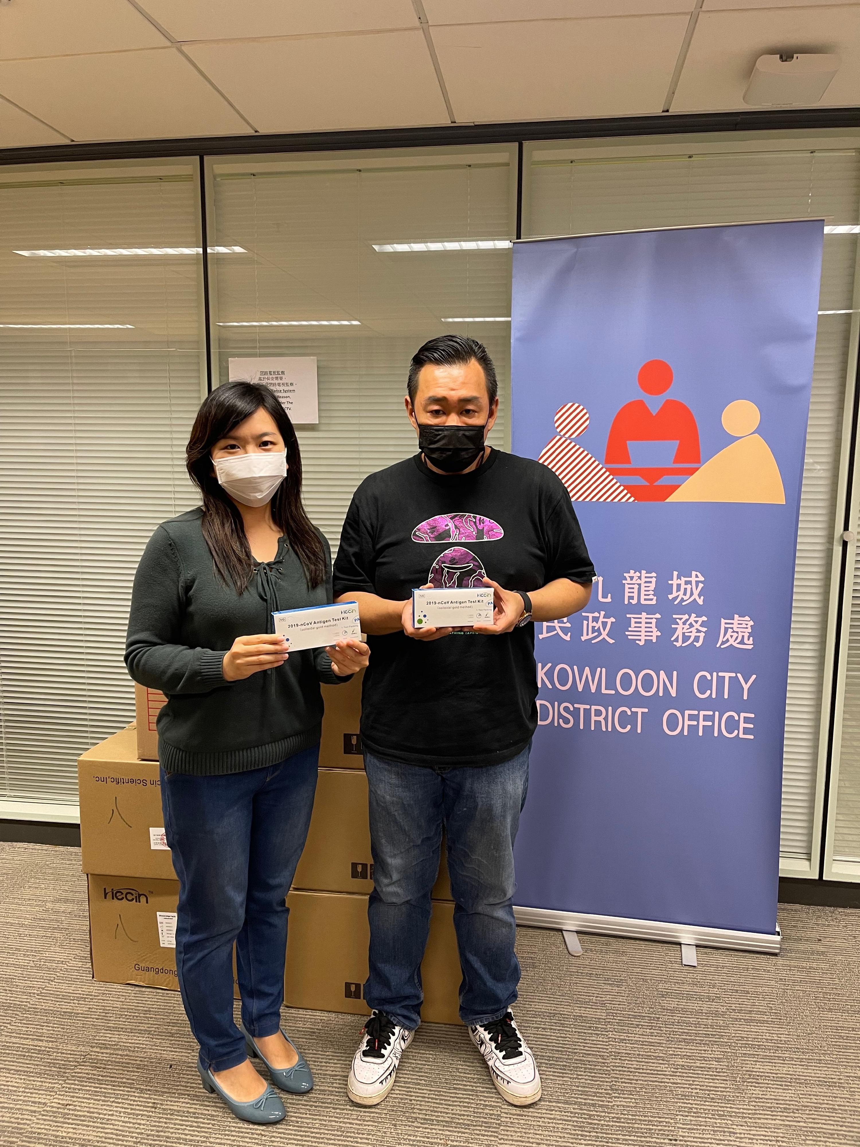 The Kowloon City District Office today (May 4) distributed COVID-19 rapid test kits to households, cleansing workers and property management staff living and working in residential premises around Tam Kung Road and Shing Tak Street for voluntary testing through the property management company.
