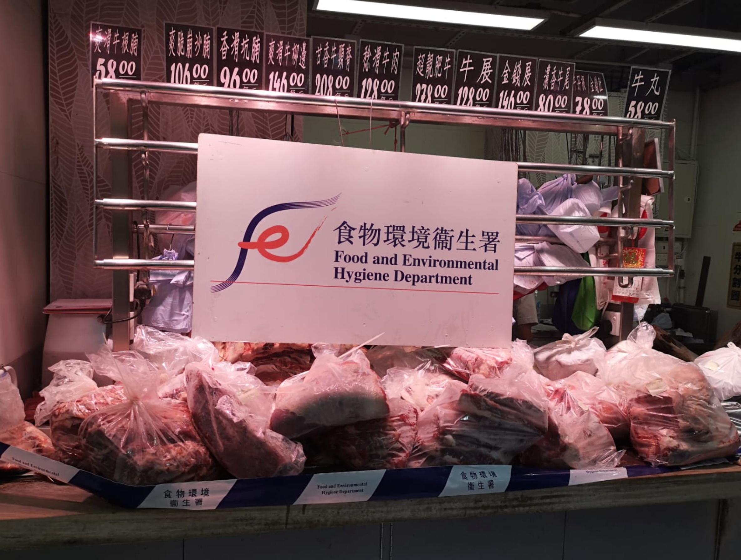 食物環境衞生署（食環署）今日（五月五日）向沙田沙角市場一間懷疑以冰鮮肉或冷藏肉充當新鮮肉出售的持牌新鮮糧食店採取突擊行動。圖示食環署人員在行動中檢獲的肉類。
