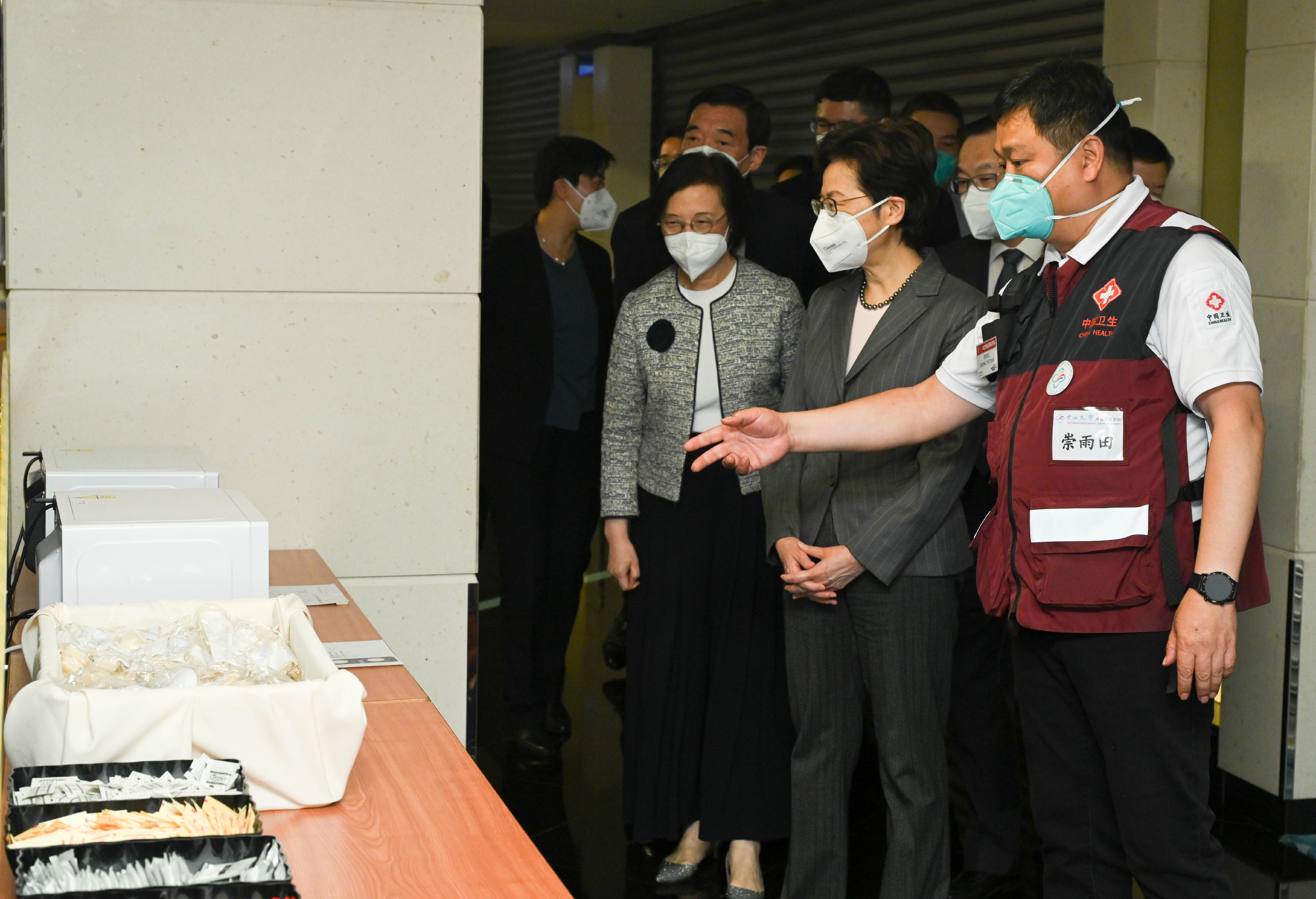 The Chief Executive, Mrs Carrie Lam, attended the appreciation and farewell ceremony held by the Hong Kong Special Administrative Region Government for the Mainland medical support team this afternoon (May 5). Photo shows Mrs Lam (centre) being briefed by the leader of the Mainland medical support team, Professor Chong Yutian (right), on the closed-loop arrangement in the hotel. Looking on is the Secretary for Food and Health, Professor Sophia Chan (left).
