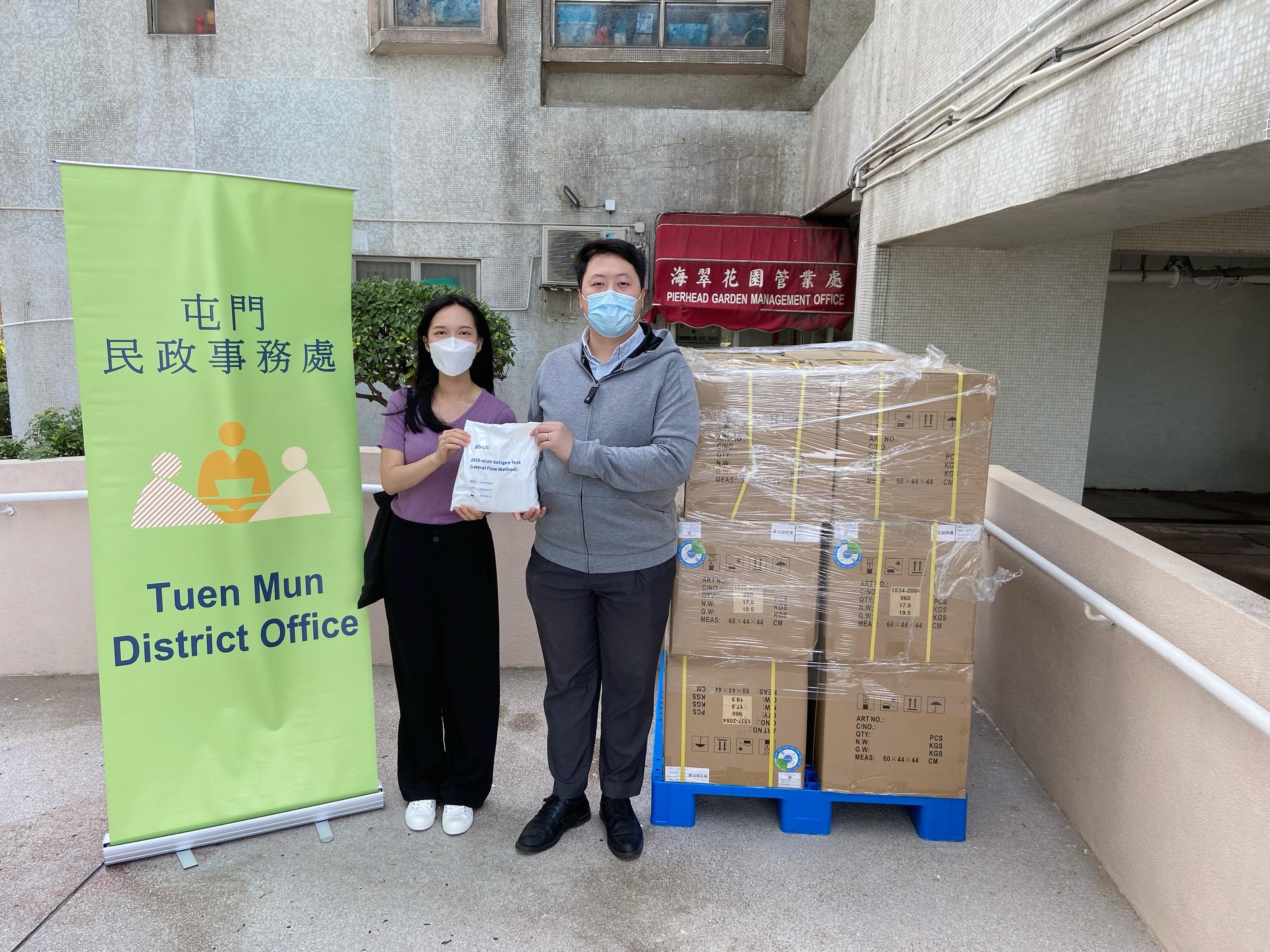 The Tuen Mun District Office today (May 6) distributed COVID-19 rapid test kits to households, cleansing workers and property management staff living and working in Pierhead Garden for voluntary testing through the property management company.