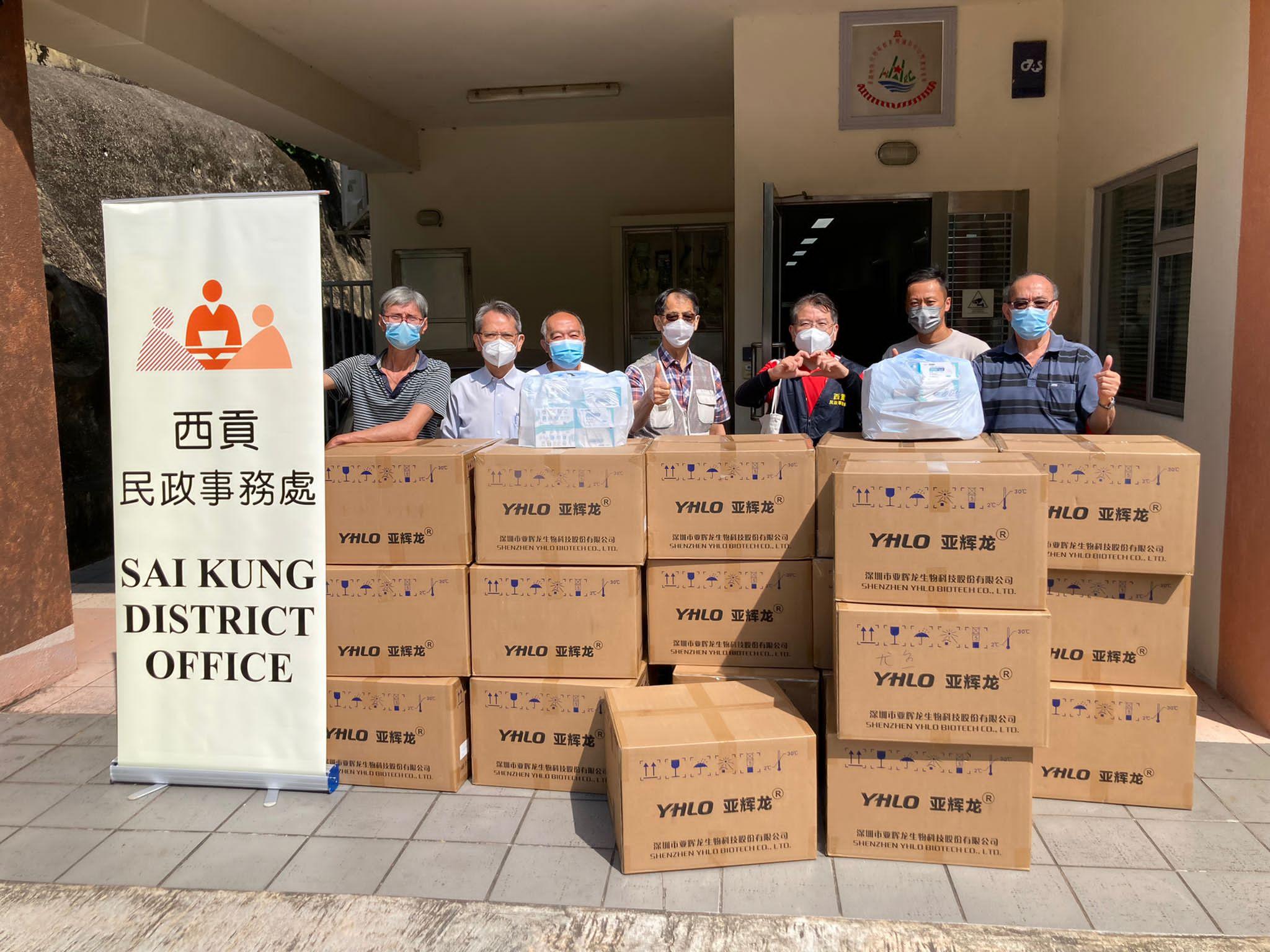 The Sai Kung District Office today (May 6) distributed COVID-19 rapid test kits to households living in Tseung Kwan O Village and Yau Yue Wan Village for voluntary testing through the Hang Hau Rural Committee and the Village Representatives.