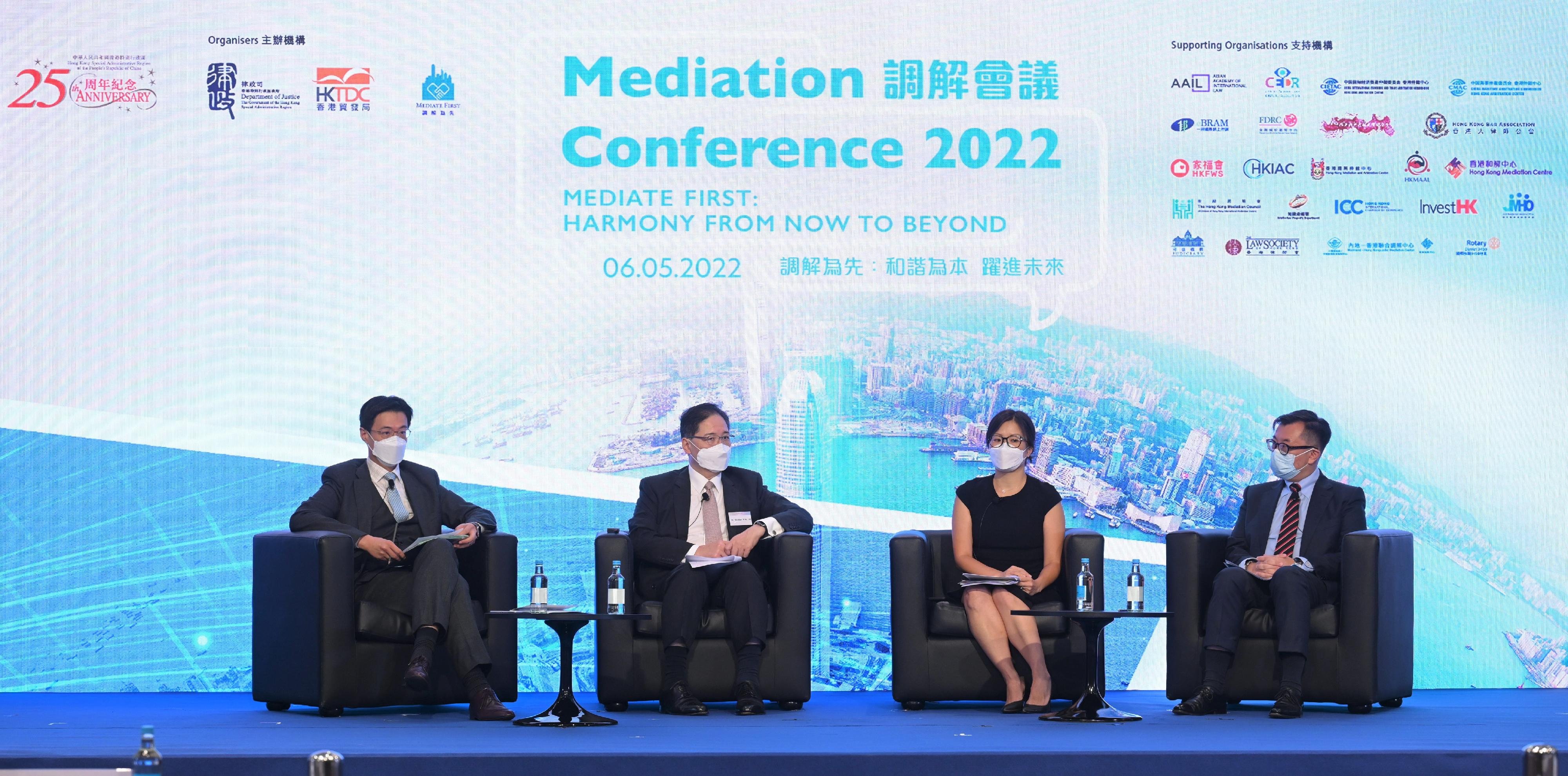 The Mediation Conference 2022 co-organised by the Department of Justice and the Hong Kong Trade Development Council was successfully held today (May 6). Photo shows Panel 2 speakers sharing their experience in how mediation has been well suited for tackling various kinds of disputes during the epidemic.