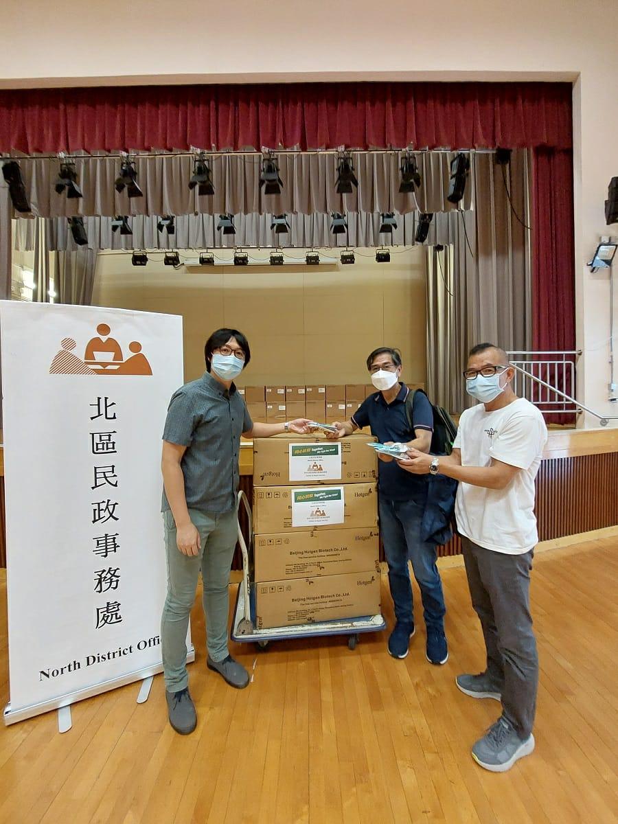 The North District Office today (May 7) distributed COVID-19 rapid test kits to households and cleansing workers and living and working in Ng Uk Tsuen in Sheung Shui for voluntary testing through the Village Representatives.