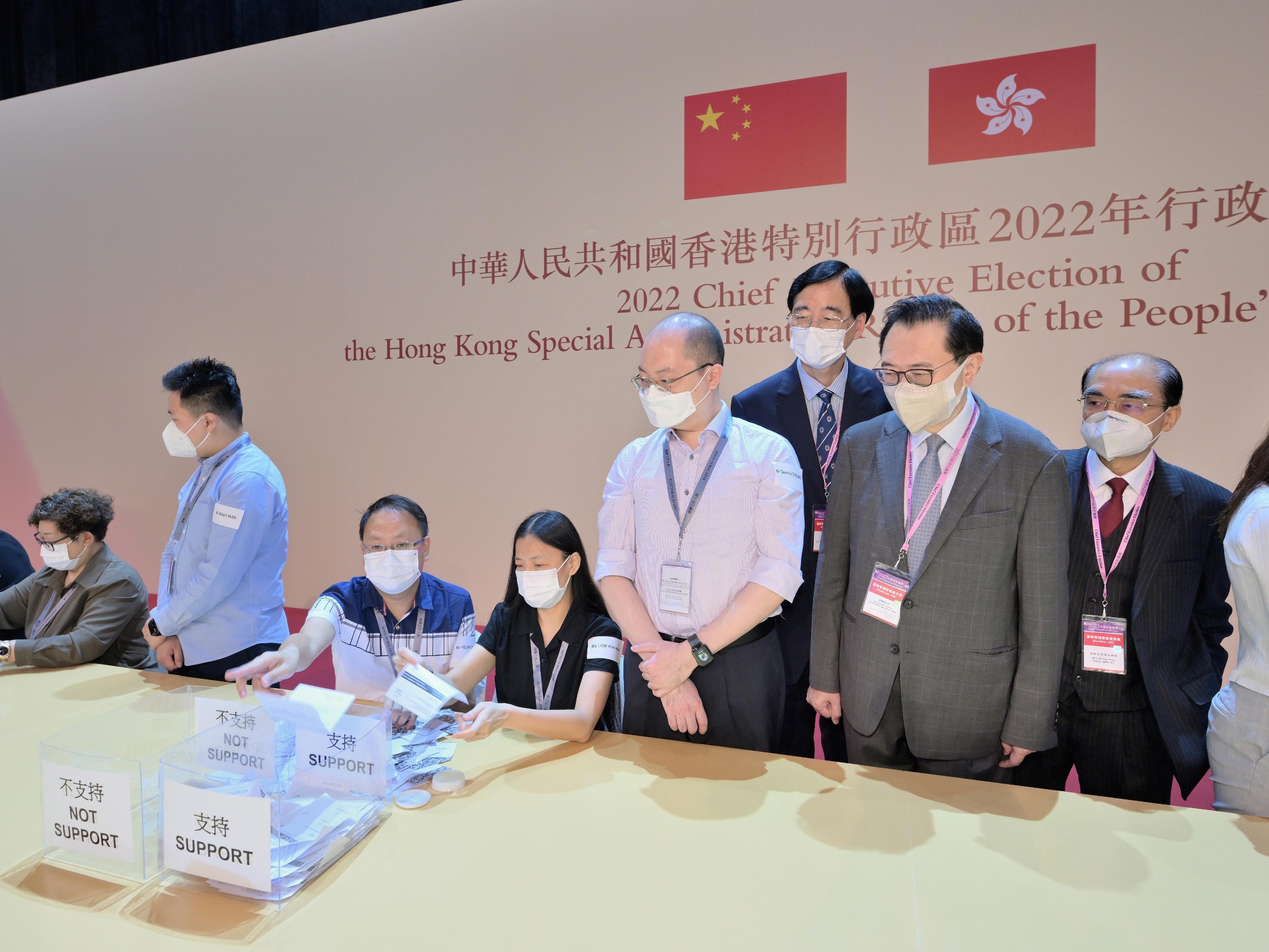The Chairman of the Electoral Affairs Commission (EAC), Mr Justice Barnabas Fung Wah (second right) and EAC members Mr Arthur Luk, SC (first right), and Professor Daniel Shek (third right), visit the central counting station cum media centre of the 2022 Chief Executive Election at the Hong Kong Convention and Exhibition Centre in Wan Chai today (May 7).