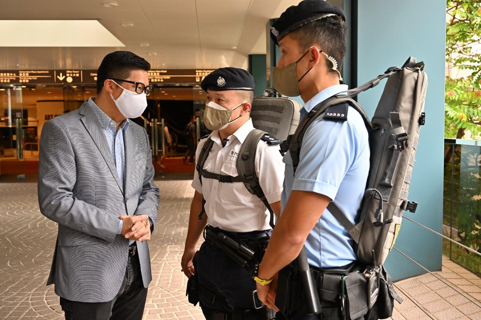 The Secretary for Security, Mr Tang Ping-keung, this morning (May 8) inspected the security arrangements in the vicinity of the Hong Kong Convention and Exhibition Centre to ensure the 2022 Chief Executive Election be conducted in a safe and orderly manner. Photo shows Mr Tang (left) meeting the personnel of the Counter Terrorism Response Unit of the Police on duty nearby and giving them words of encouragement.