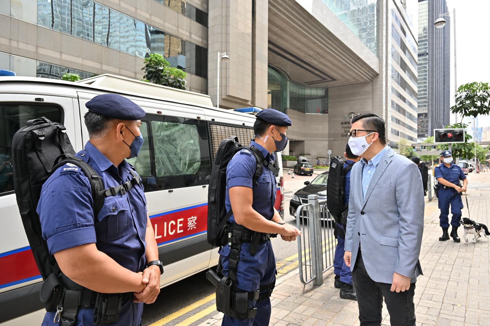 The Secretary for Security, Mr Tang Ping-keung, this morning (May 8) inspected the security arrangements in the vicinity of the Hong Kong Convention and Exhibition Centre to ensure the 2022 Chief Executive Election be conducted in a safe and orderly manner. Photo shows Mr Tang (second right) meeting the personnel of the Airport Security Unit of the Police on duty nearby and giving them words of encouragement.