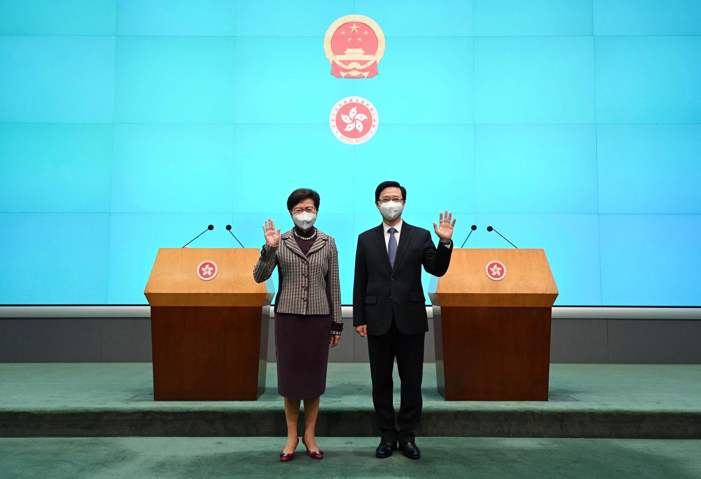 行政长官林郑月娥（左）今早（五月九日）在行政长官办公室与第六任行政长官当选人李家超（右）会面后会见传媒。