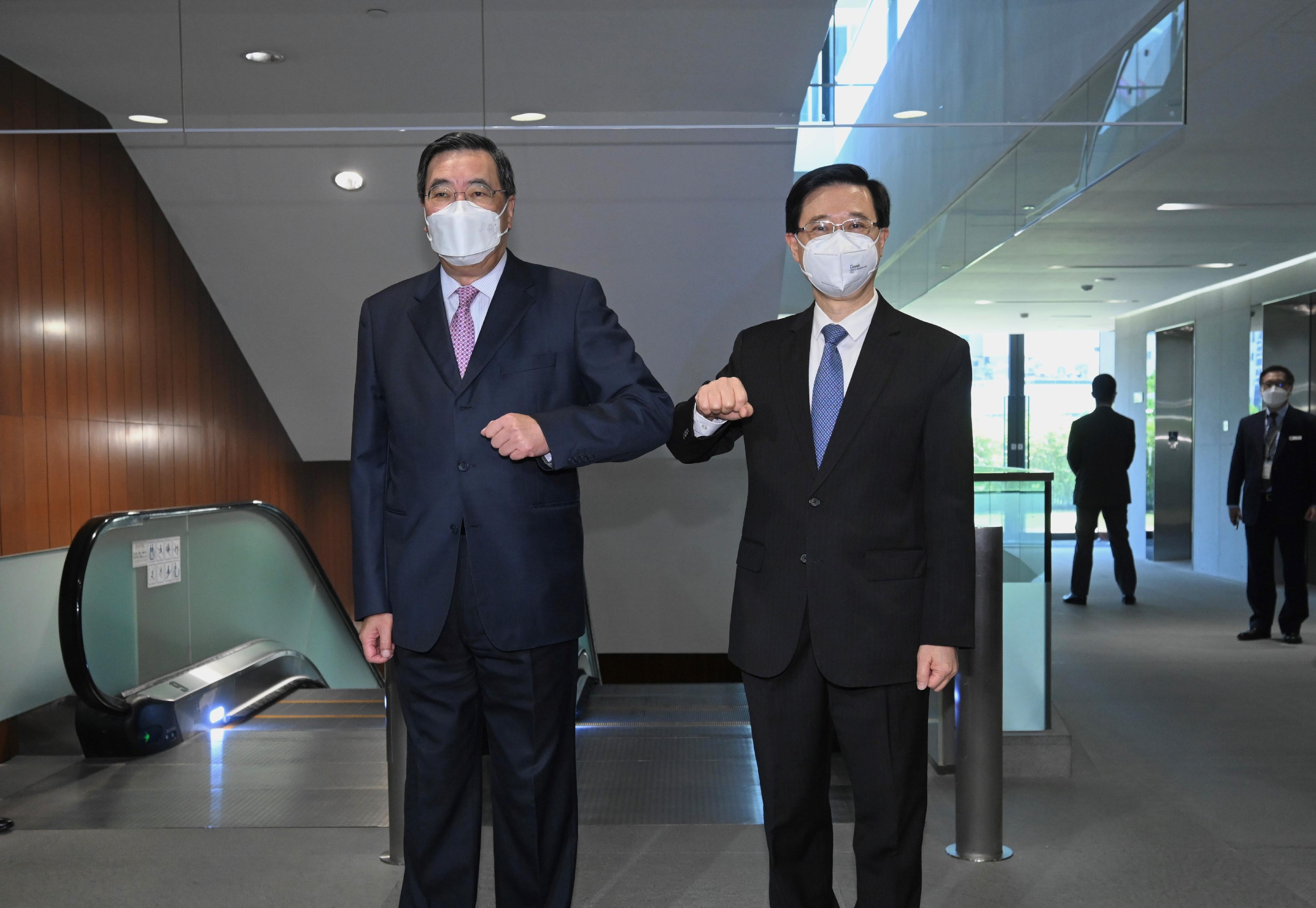 行政长官当选人李家超（右）今日（五月九日）上午到立法会综合大楼礼节性拜会立法会主席梁君彦（左）。
