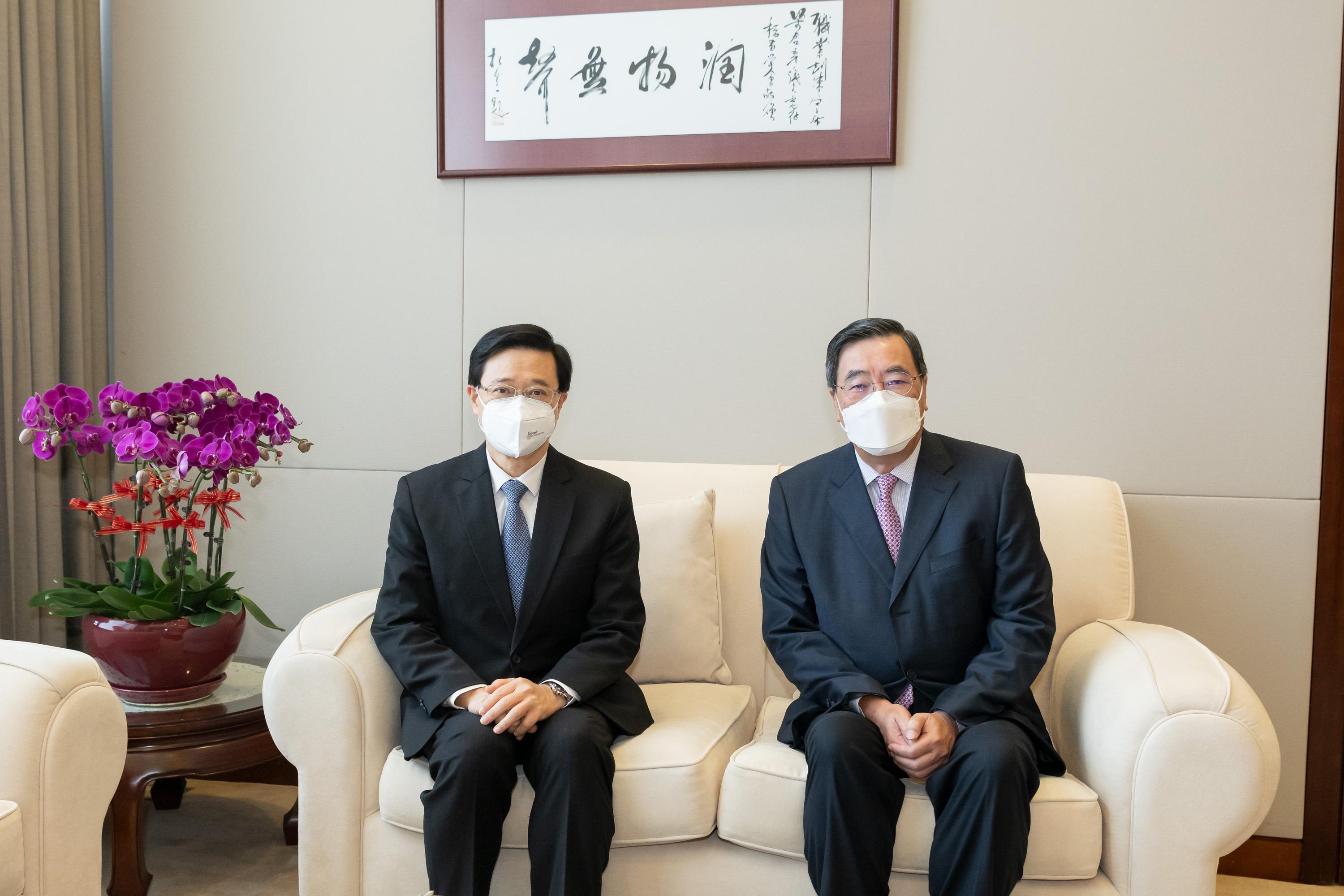 立法會主席梁君彥（右）今日（五月九日）在主席辦公室與行政長官當選人李家超（左）會晤。