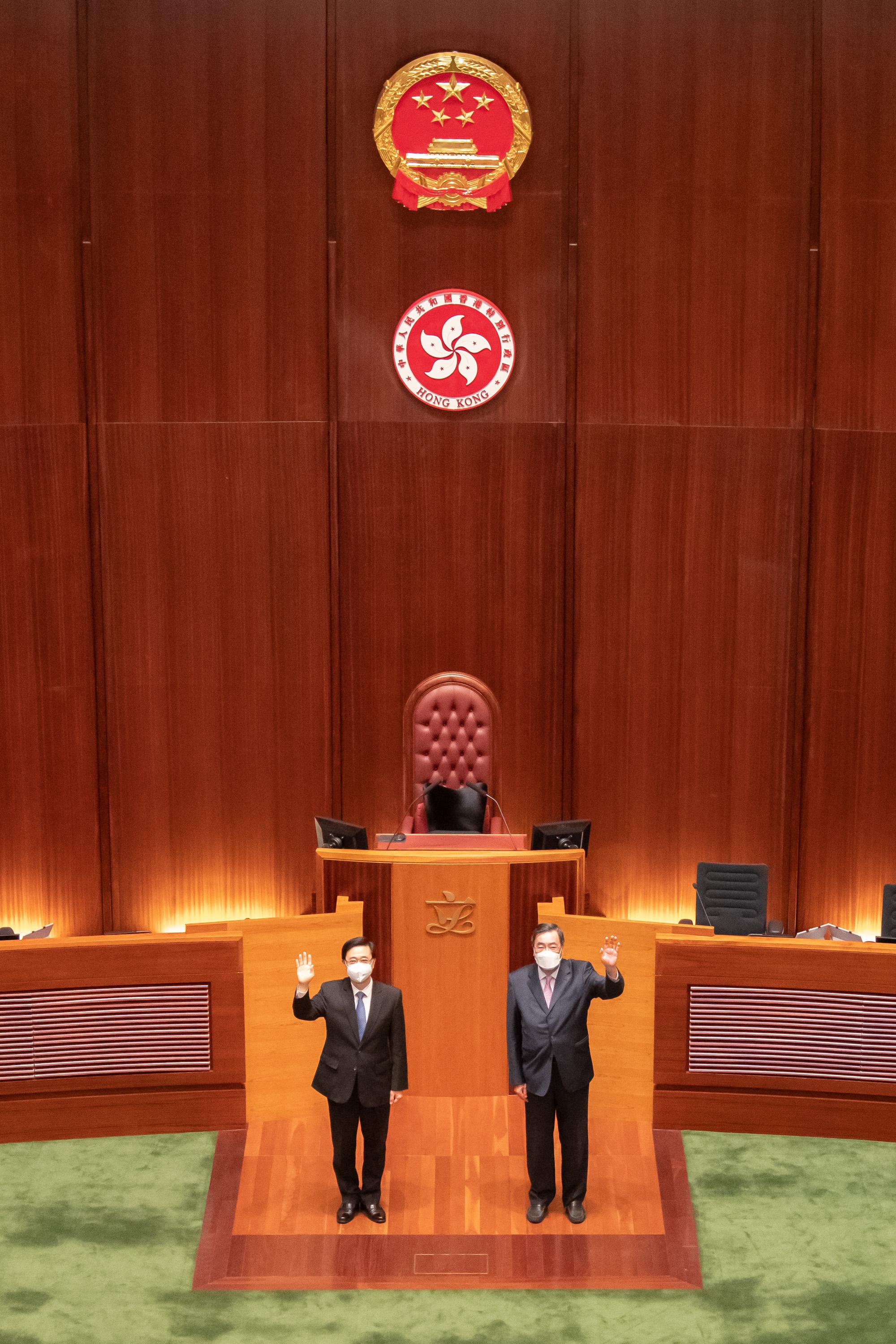 立法会主席梁君彦（右）与行政长官当选人李家超（左）今日（五月九日）到访立法会综合大楼会议厅。