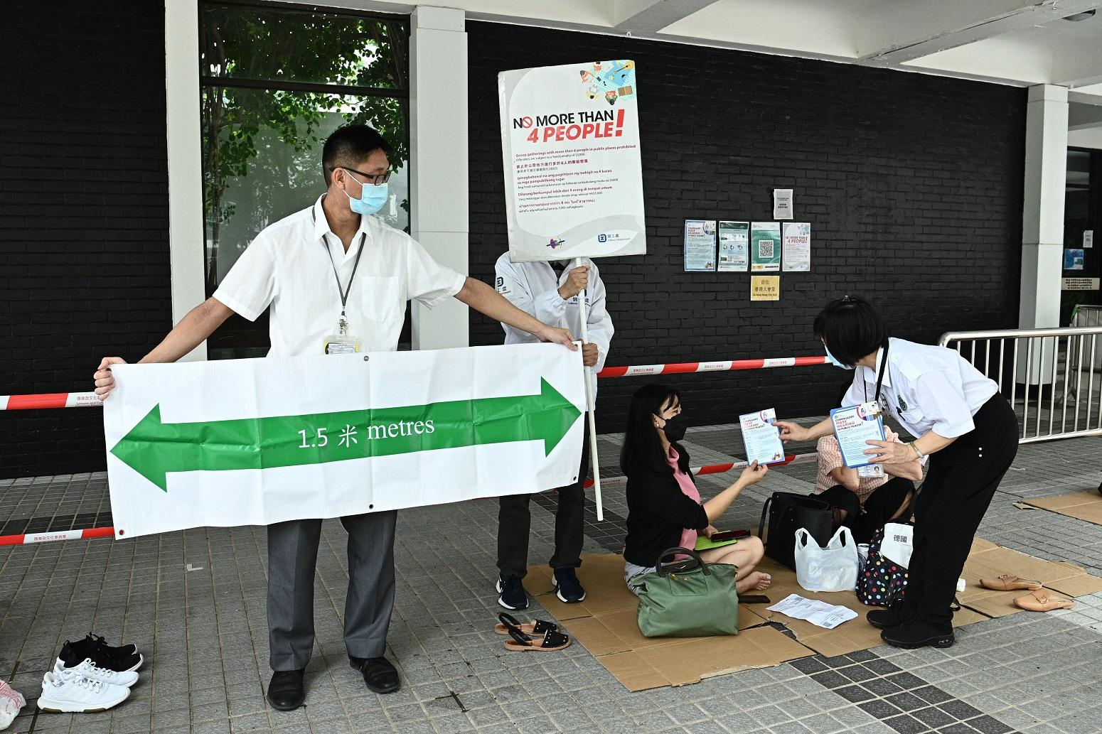 The Leisure and Cultural Services Department (LCSD) stepped up patrols at venues under its management today (May 9), ensuring venue users abide by the anti-epidemic regulations. Photo shows LCSD officers asking venue users to observe the legal requirements and giving them promotional leaflets about the regulations at Hong Kong City Hall.