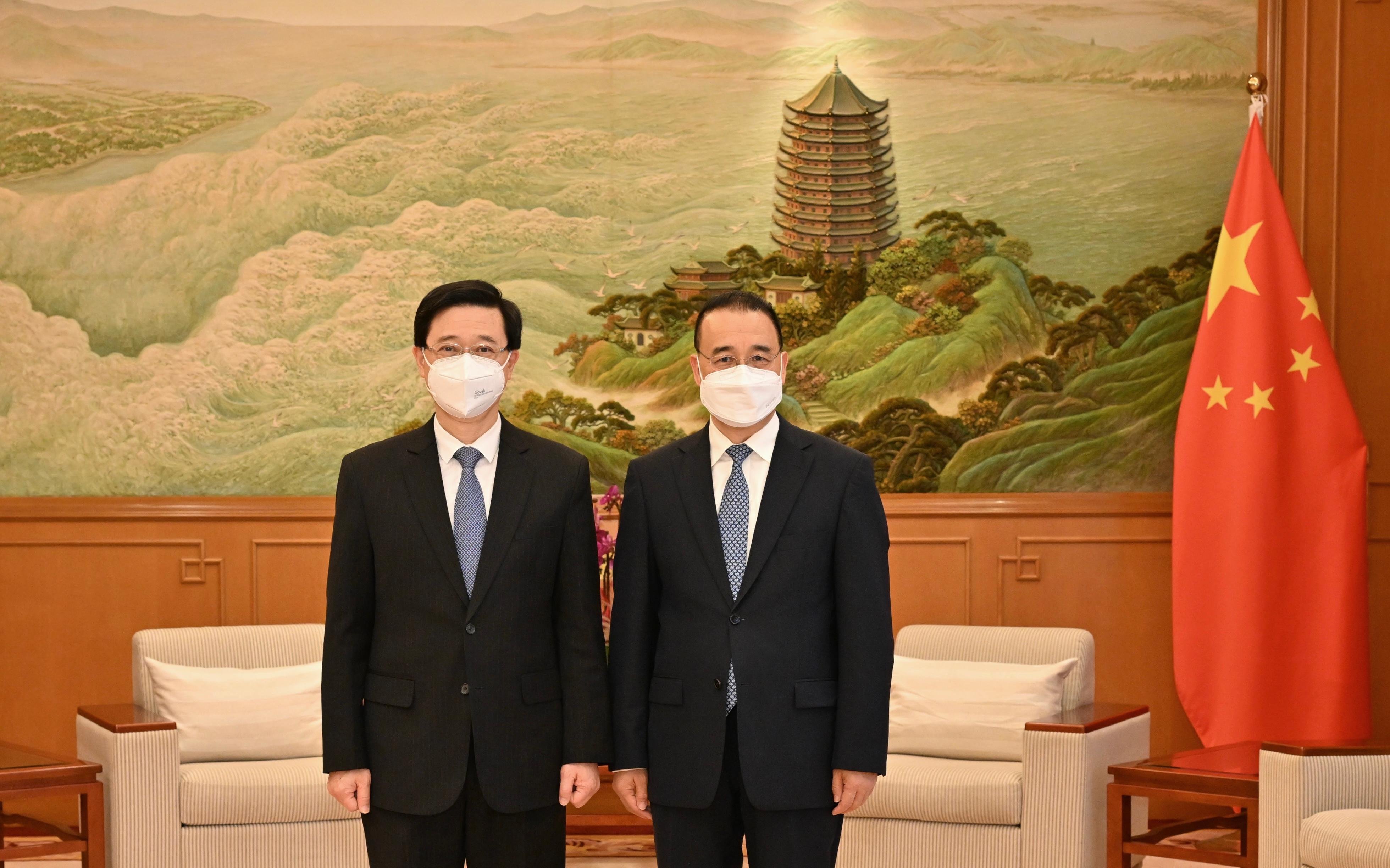 行政長官當選人李家超（左）今日（五月九日）下午拜會外交部駐香港特別行政區特派員公署特派員劉光源。
