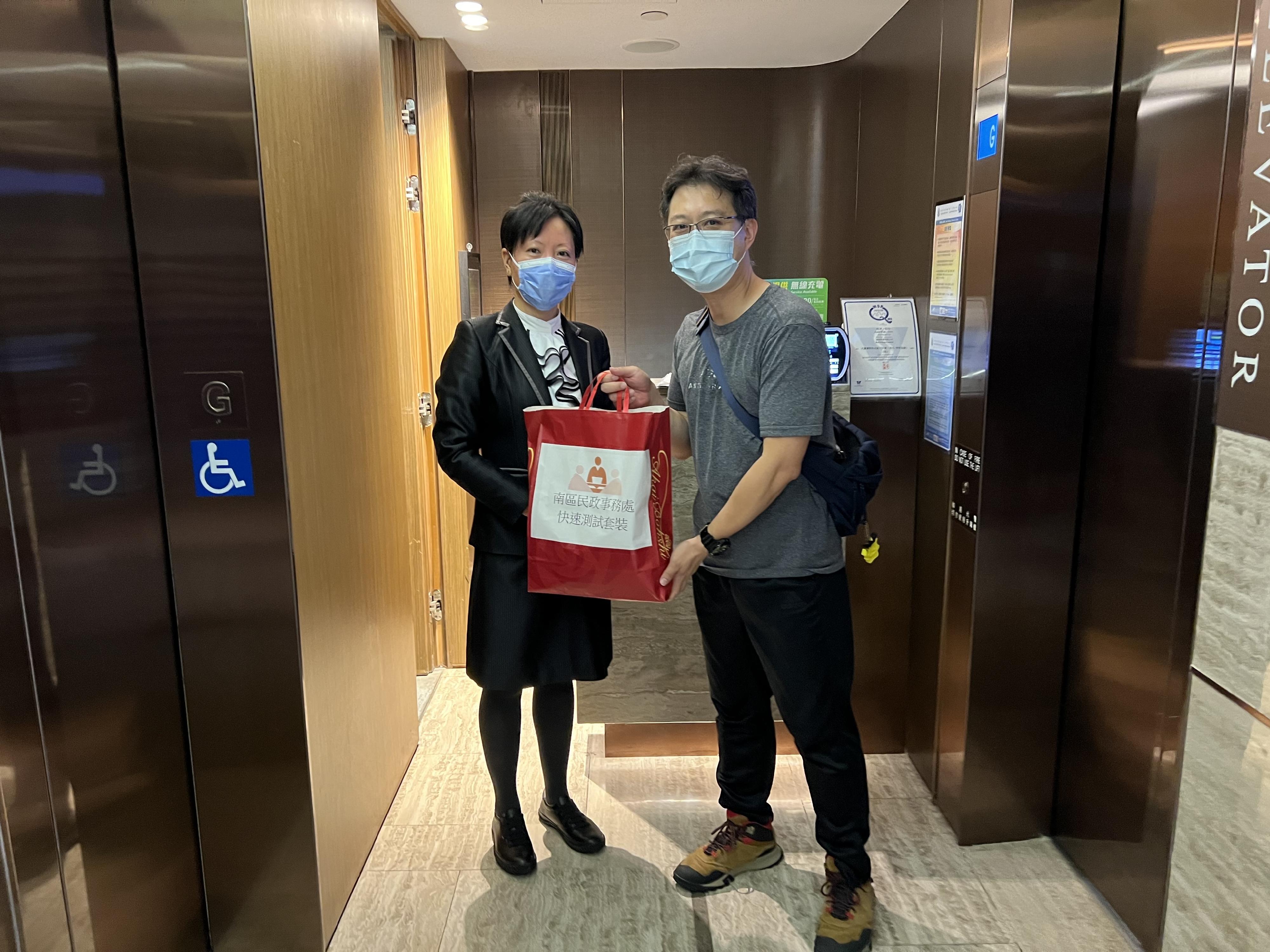 The Southern District Office today (May 10) distributed COVID-19 rapid test kits to households, cleansing workers and property management staff living and working in South Walk･Aura for voluntary testing through the property management company.