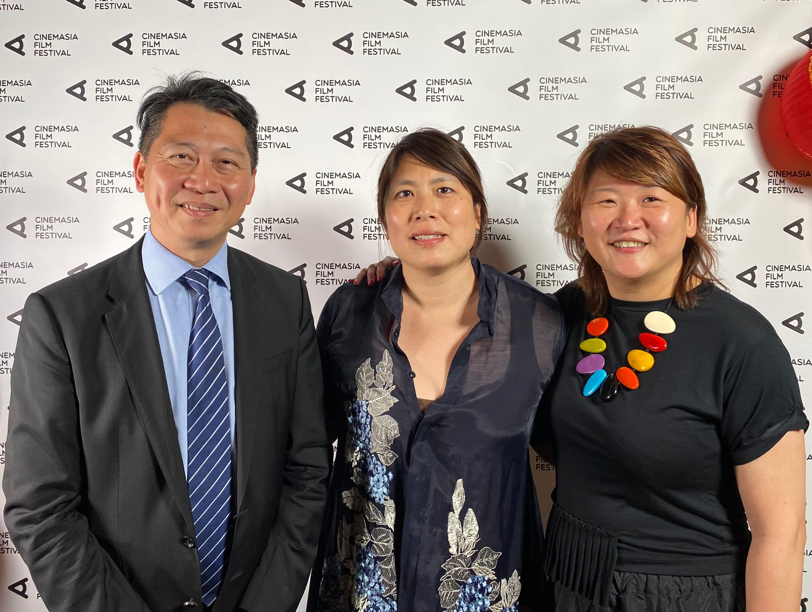 The Special Representative for Hong Kong Economic and Trade Affairs to the European Union, Mr Eddie Cheung (left), attended the networking reception at the 14th CinemAsia Film Festival in Amsterdam, the Netherlands, on May 10 (Amsterdam time). The Founder and Head of the Board of the Film Festival, Ms Doris Yeung (centre), also attended.