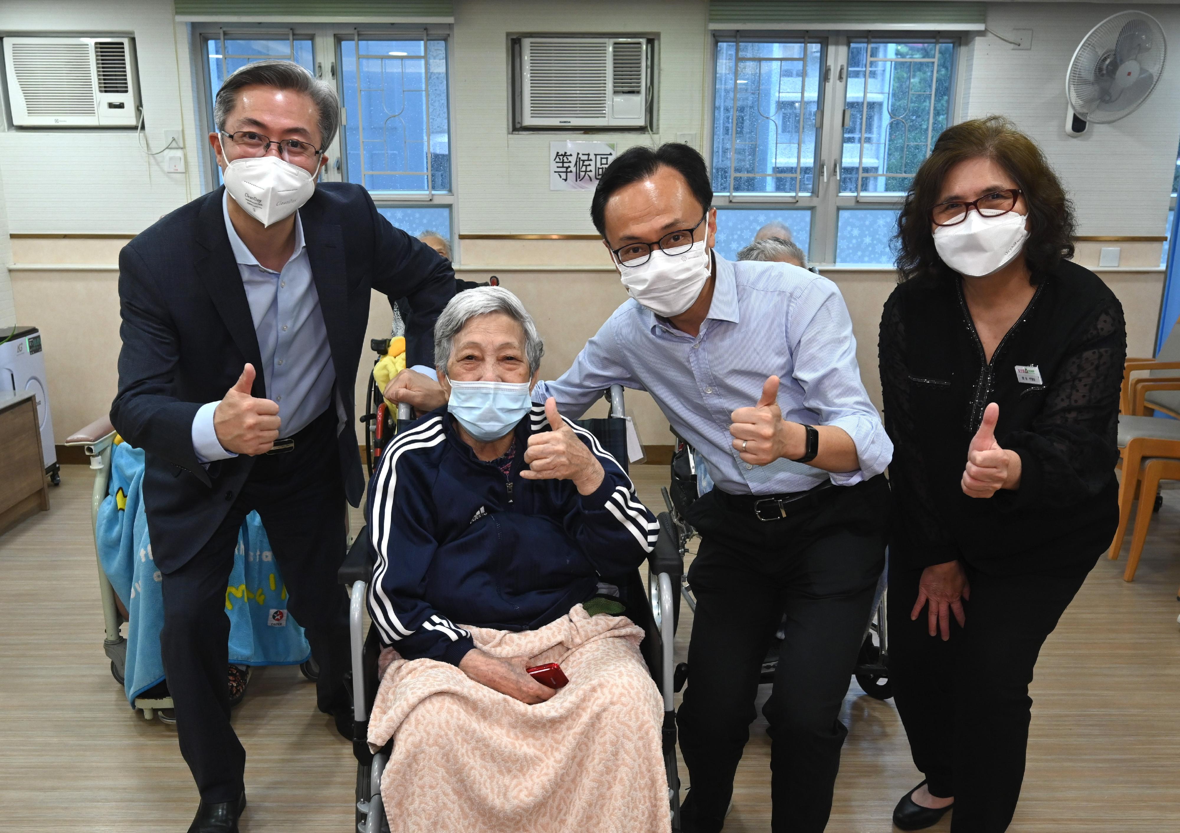 The Secretary for the Civil Service, Mr Patrick Nip, today (May 11) visited a nursing home in Wong Tai Sin to give encouragement to the residents receiving COVID-19 vaccination. Mr Nip (second right) is pictured with representatives of the nursing home and a resident of the nursing home, showing their support for the COVID-19 Vaccination Programme.