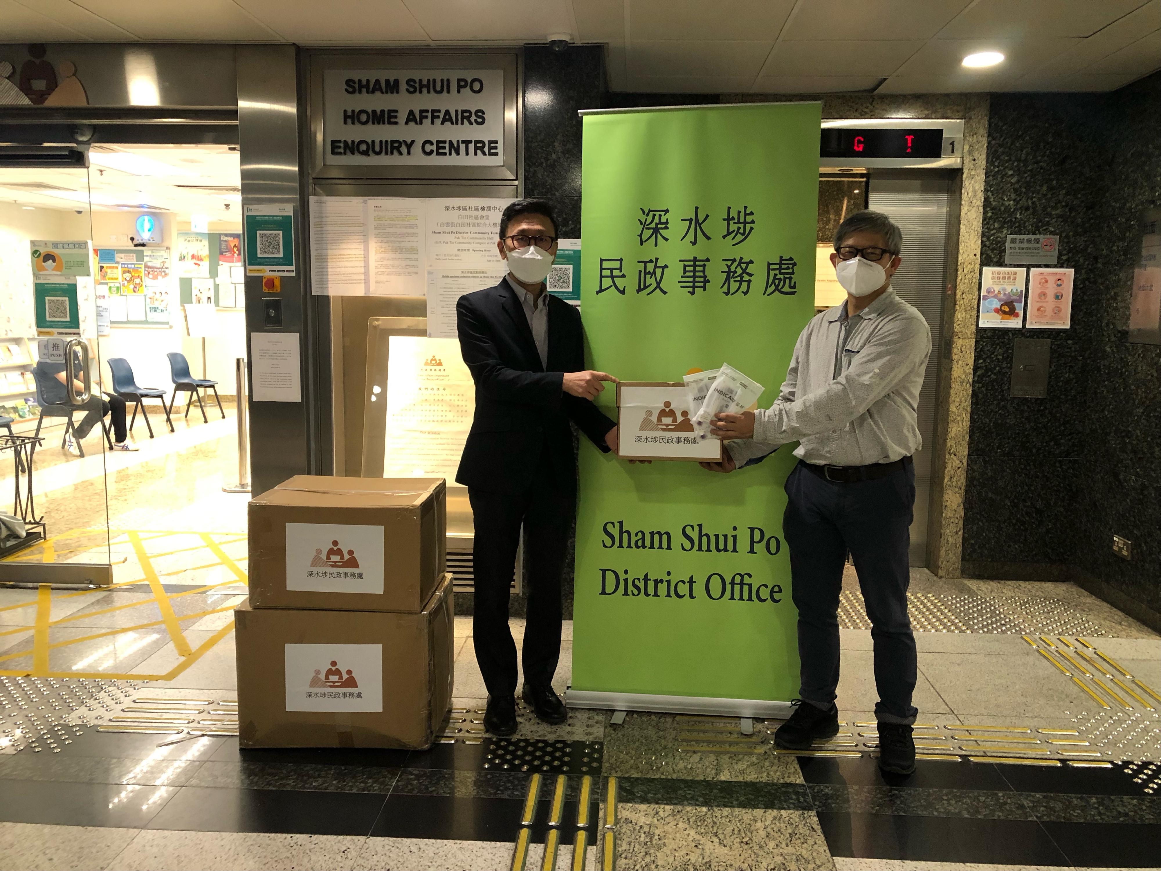 The Sham Shui Po District Office today (May 11) distributed COVID-19 rapid test kits to households, cleansing workers and property management staff living and working in Wing Lung Building for voluntary testing through the owners' corporation.