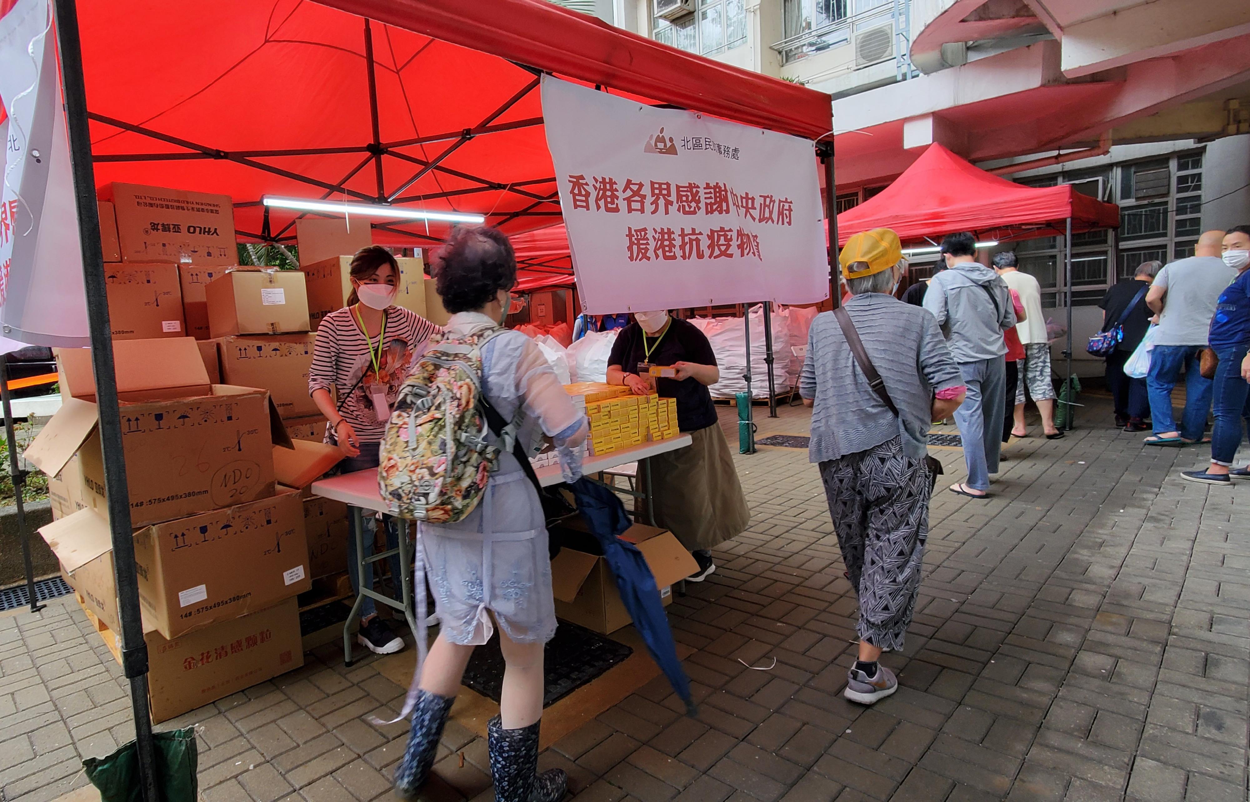 The Government yesterday (May 11) made a "restriction-testing declaration" and issued a compulsory testing notice in respect of the specified "restricted area" in Fanling (i.e. Fuk On House, Ka Fuk Estate, Fanling, excluding kindergarten and non-domestic units on G/F), under which people within the specified "restricted area" in Fanling were required to stay in their premises and undergo compulsory testing. Photo shows staff members distributing anti-epidemic proprietary Chinese medicines supplied by the Central People's Government to persons subject to compulsory testing in the "restricted area".