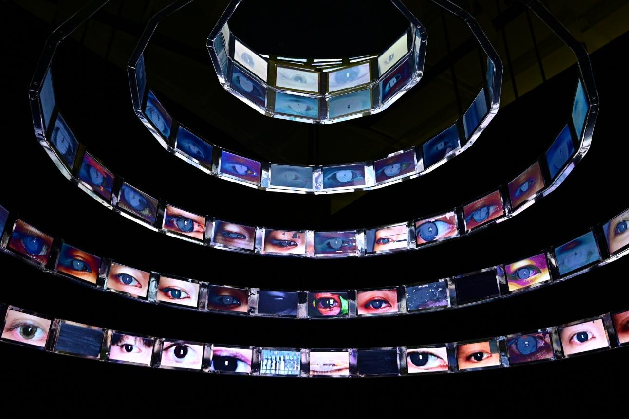 香港藝術館推出多個新展覽，讓觀眾探索藝術館四大館藏中更多焦點以外的故事。「行行重行行」展覽現正於香港藝術館地下及一樓的別館舉行。圖示香港藝術家羅豆的錄像裝置作品《凝視邊界》。
